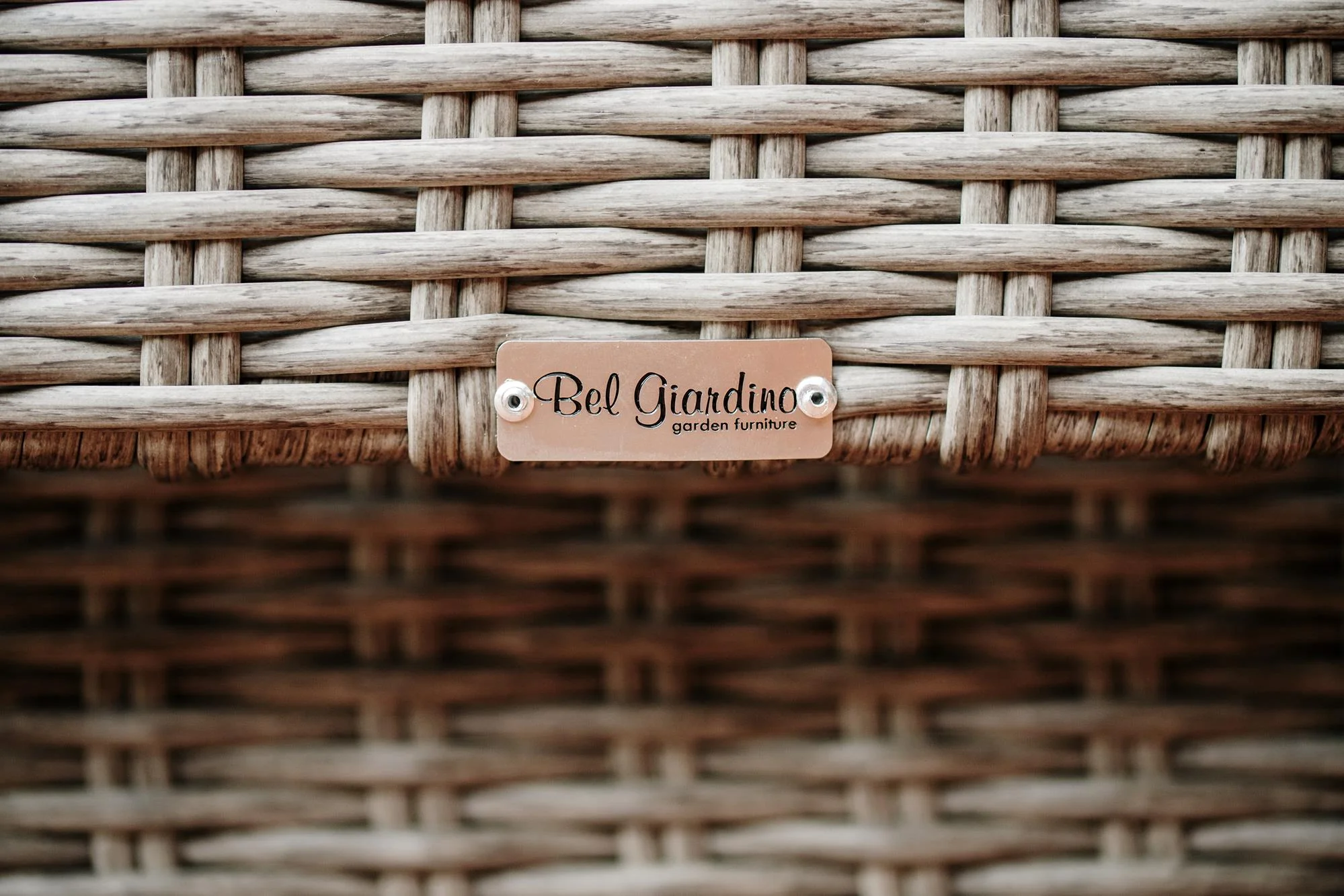 Marka Bel Giardino — technorattan brązowy na tarasie