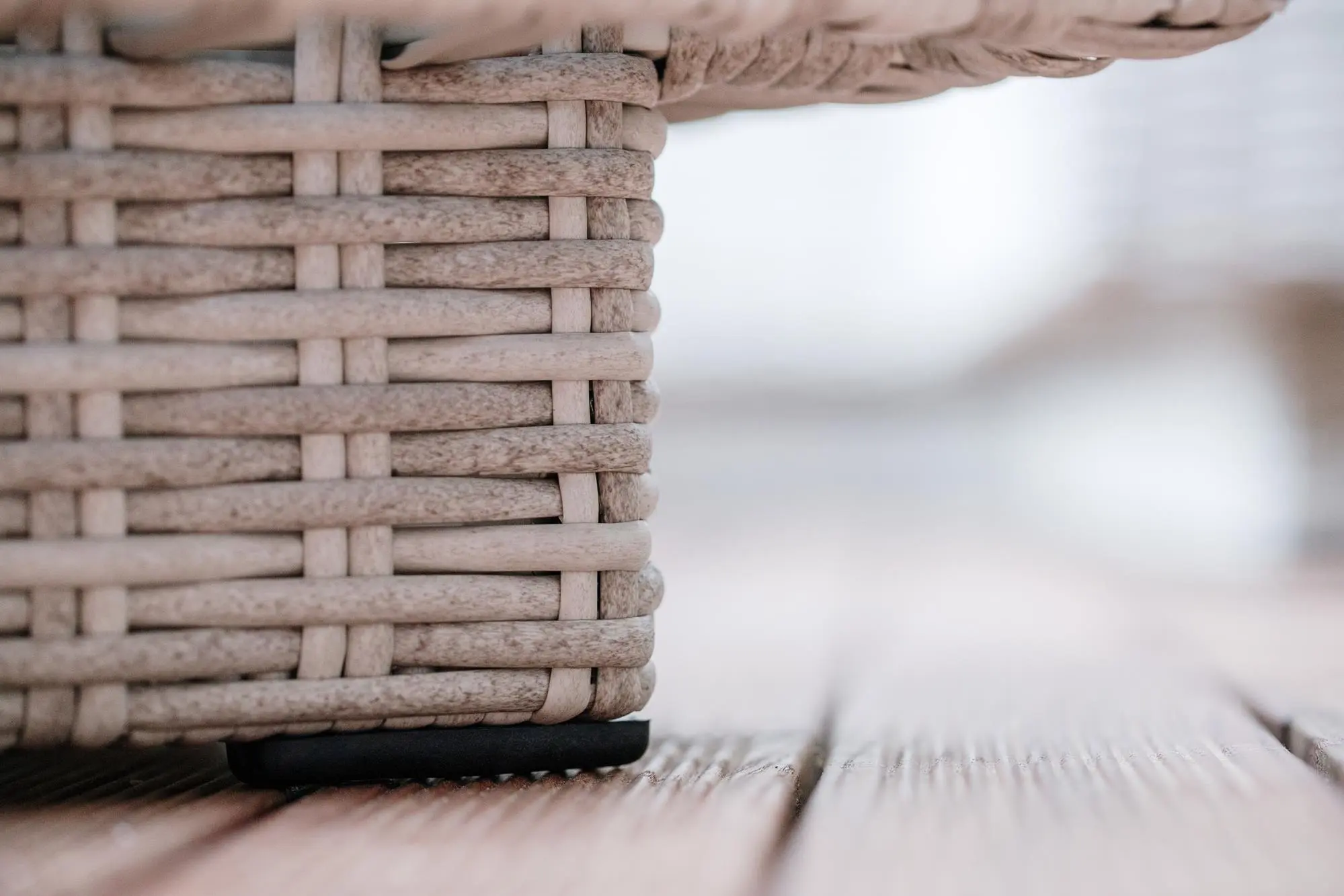 Meble ogrodowe na platformach — cecha zestawu CAMPANIA