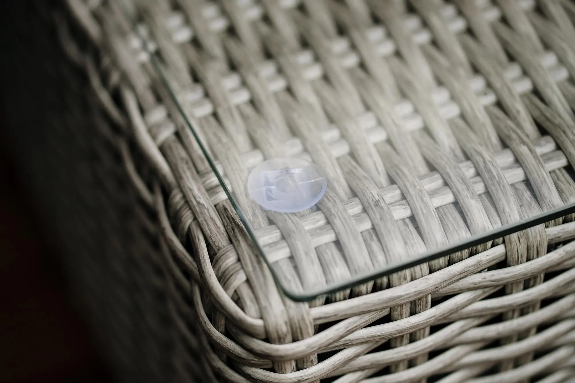 Hartowana szyba zamontowana na dyskretnych przyssawkach