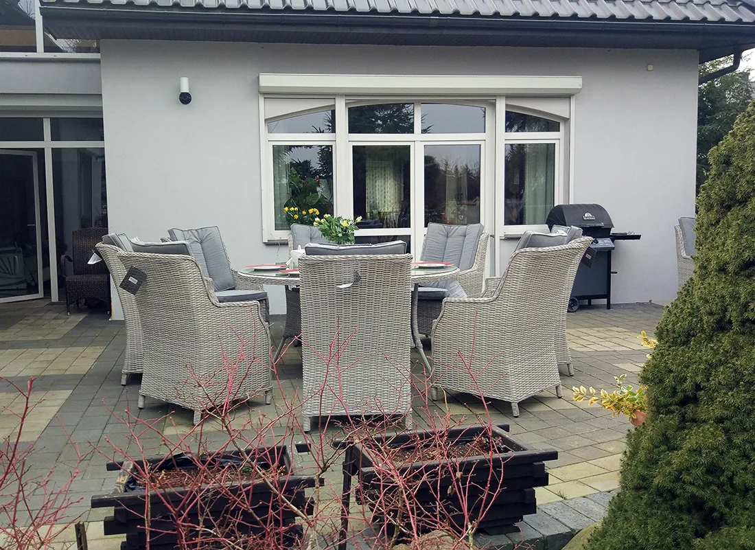 ADRIA S8 160 — fotele brązowe, widok ogólny z boku