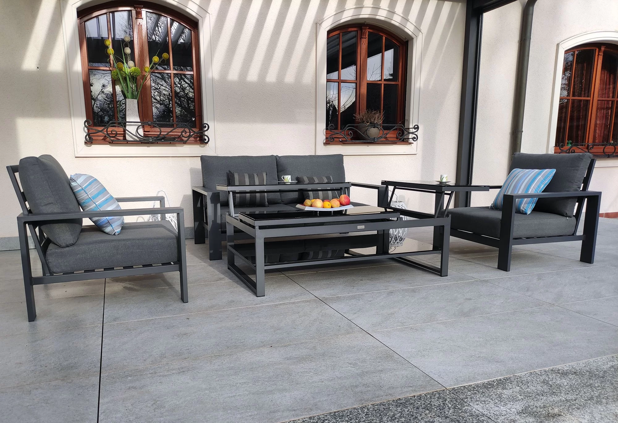 RAGNAR 2 — komplet z poduszkami na tarasie