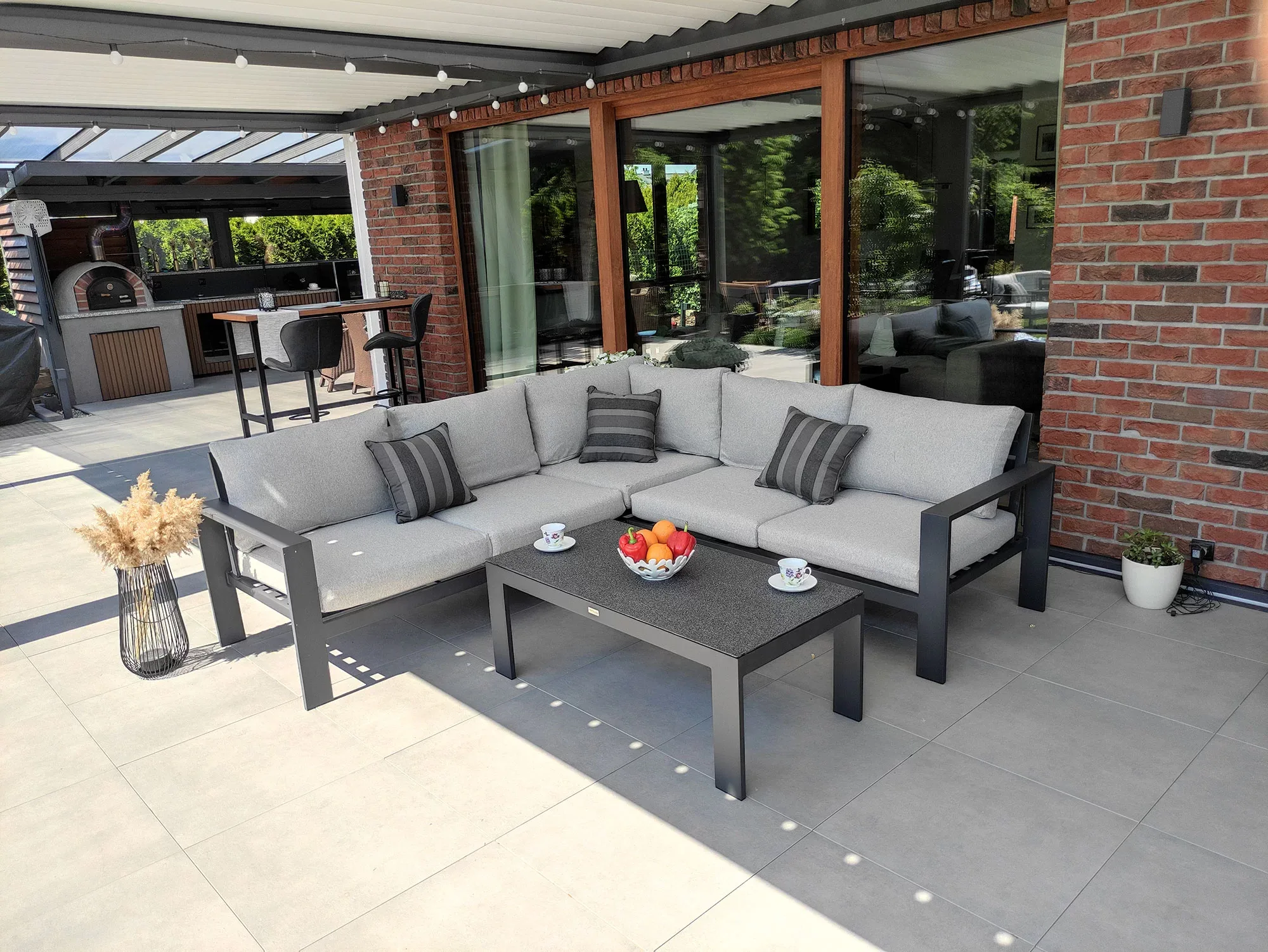 Narożnik RAGNAR CORNER MINI — strefa relaksu z jasno-szarymi poduszkami