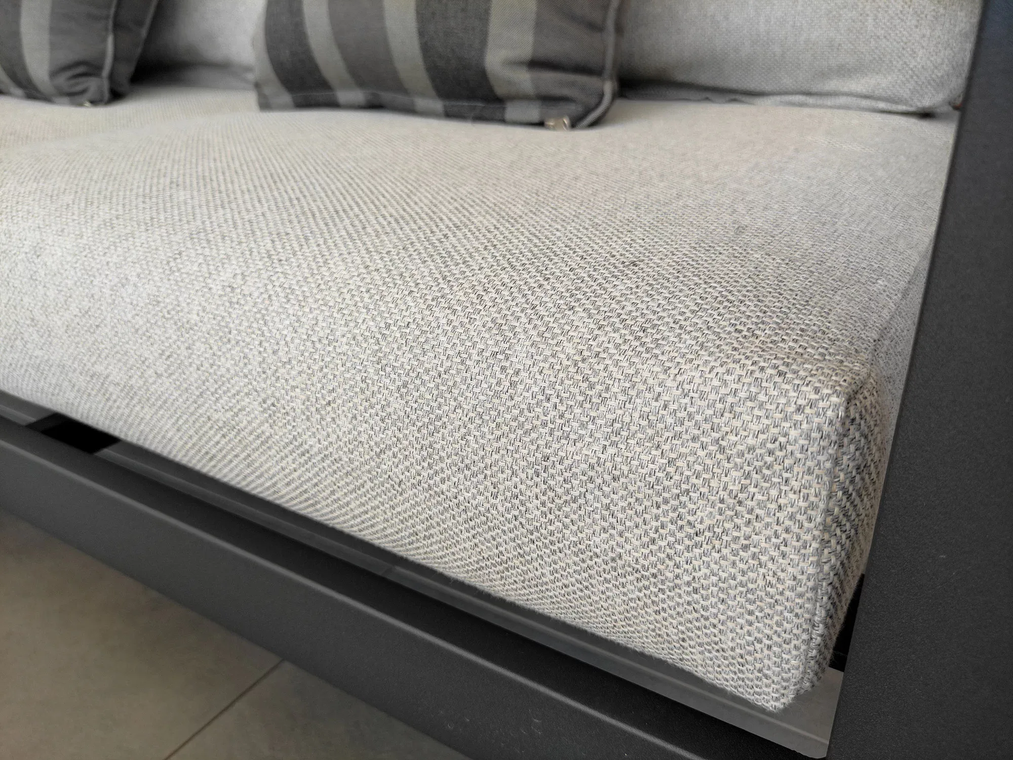 RAGNAR PREMIUM — poduszka ogrodowa detal