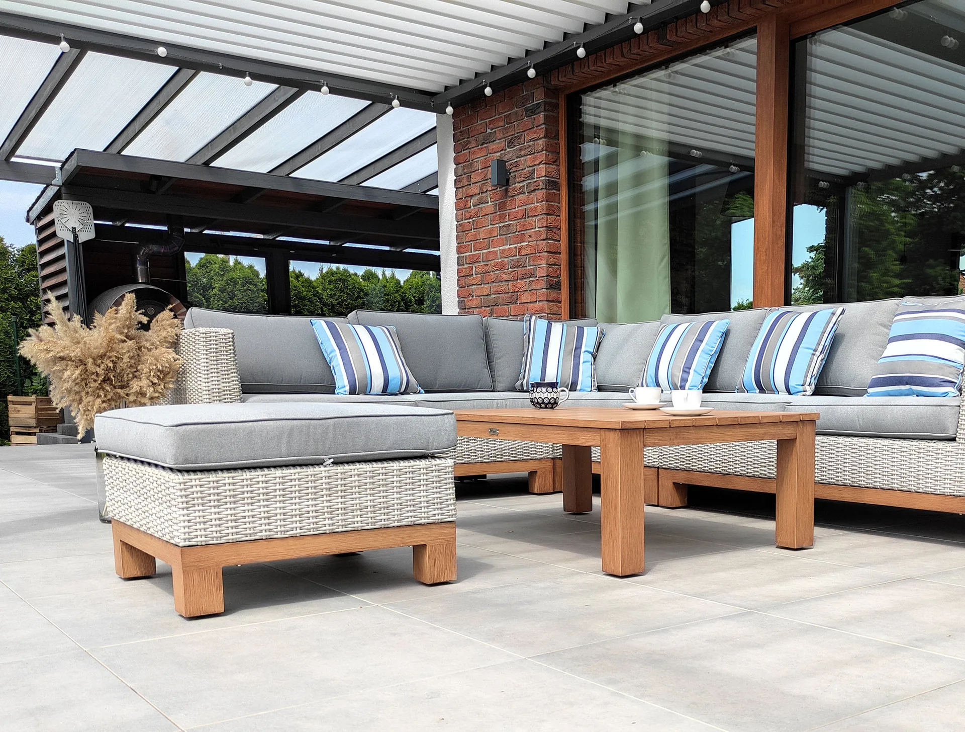 Narożnik ANCONA PREMIUM — sofa narożna z technorattanu na tarasie