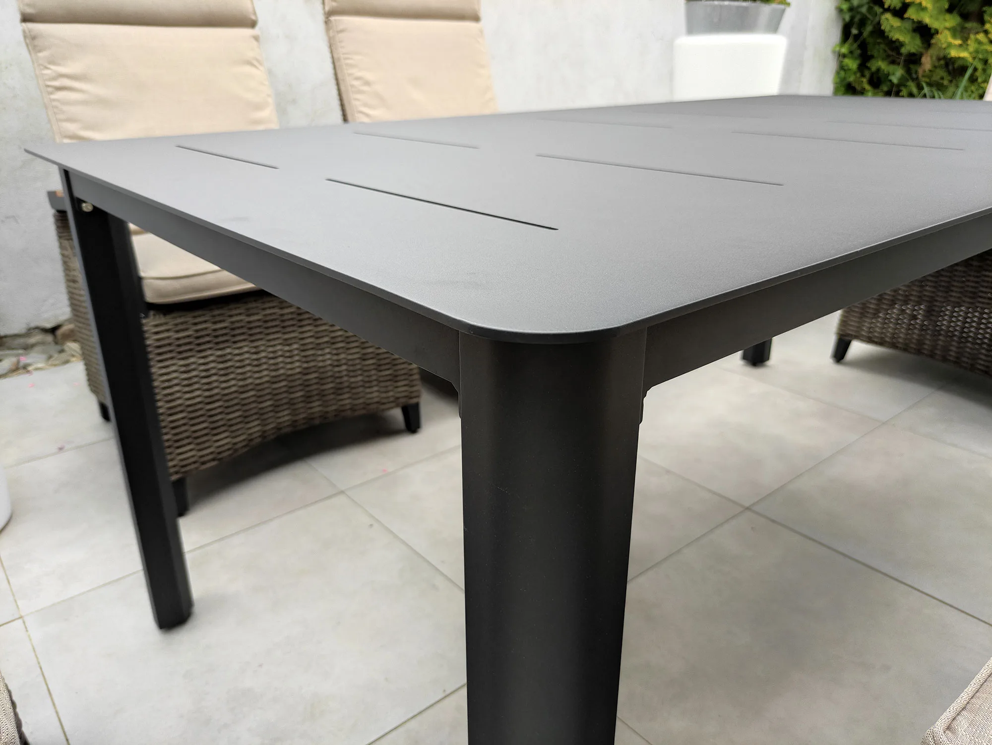 Stół ogrodowy aluminiowy AUGUSTA 180 cm — widok boczny