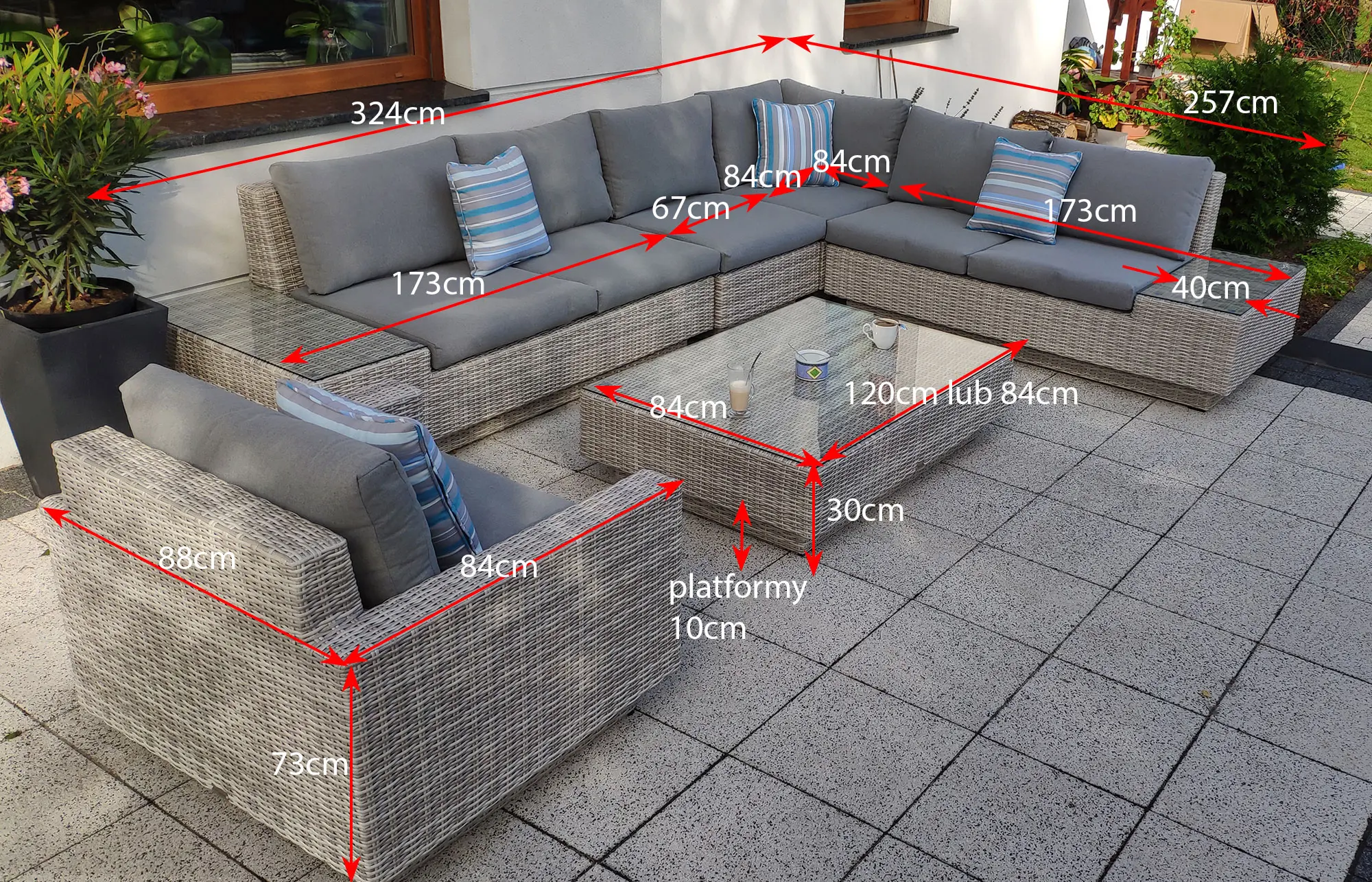 Wymiary narożnika ogrodowego CALABRIA BIG — schemat z oznaczeniami: narożnik 324×257 cm, fotel 88×84×73 cm, stolik kawowy 120×84×30 cm, platformy 10 cm
