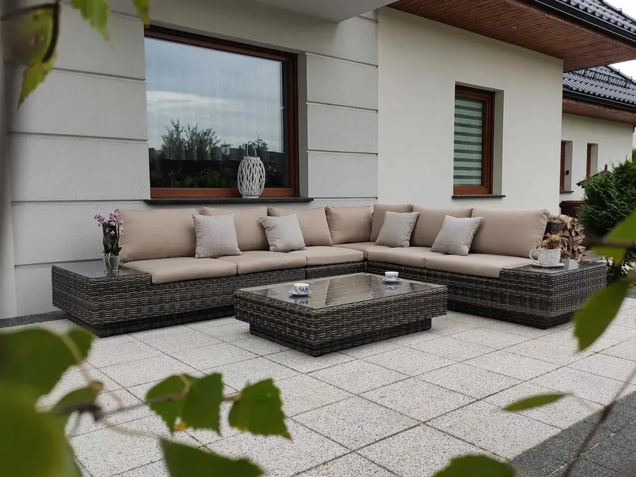 Narożnik ogrodowy CALABRIA grafitowo-brązowy — na tarasie z bocznymi stolikami