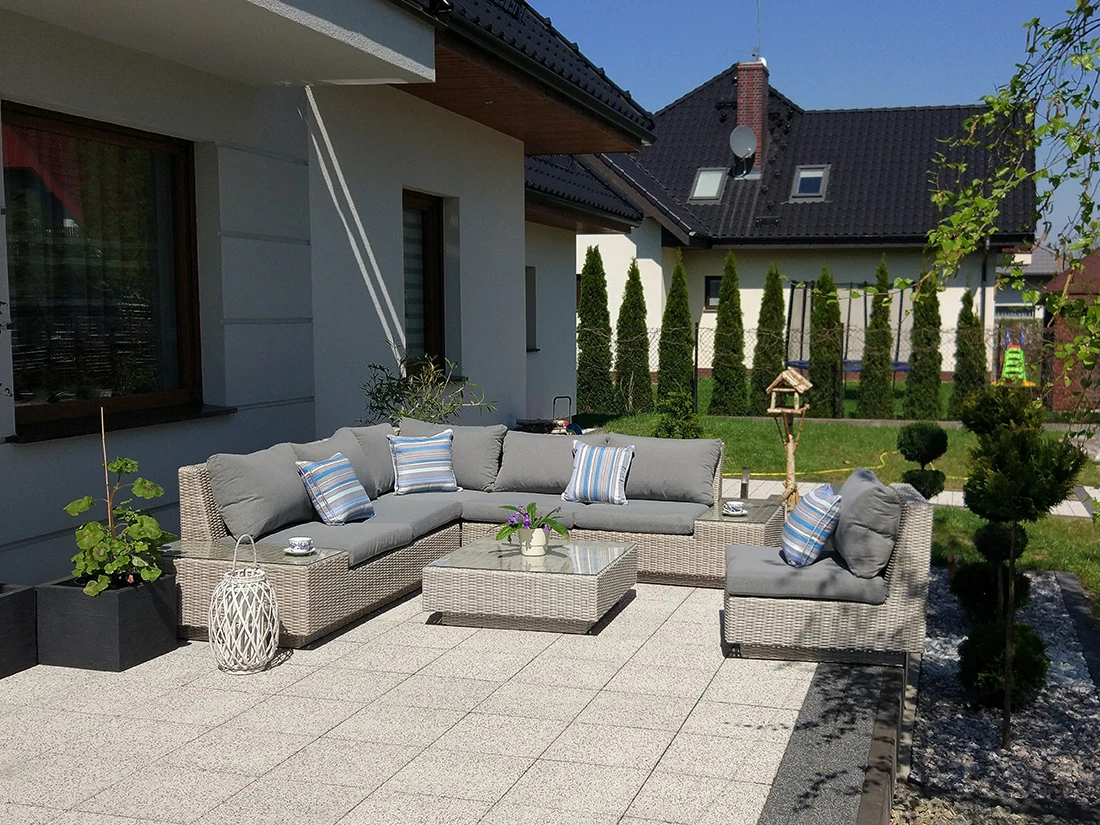 CALABRIA jasny szary — strefa relaksu z kawiarnianym stolikiem