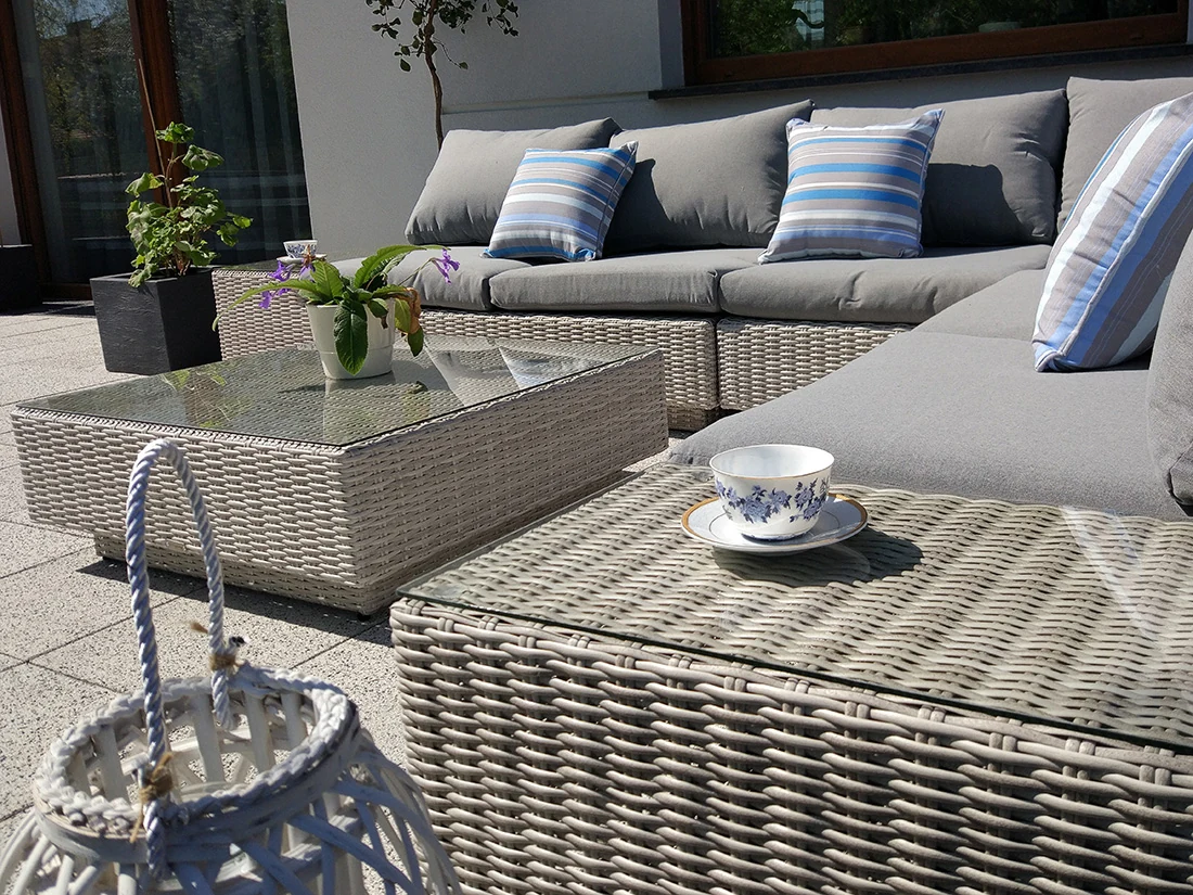 CALABRIA jasny szary — platformy i wbudowane stoliki boczne