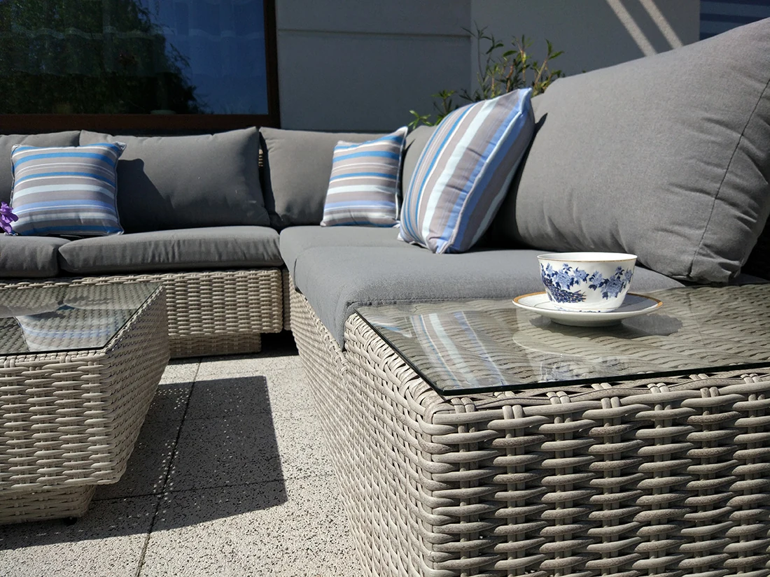 CALABRIA jasny szary — wbudowane stoliki boczne ze szklanym blatem