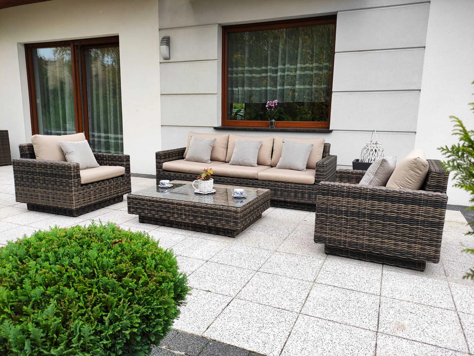 CAMPANIA grafitowy — skład zestawu: sofa, fotele, stolik