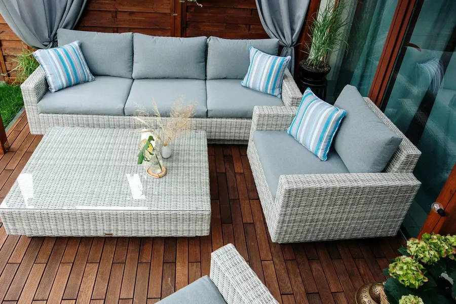 Zestaw wypoczynkowy CAMPANIA jasny szary — sofa, fotele i stolik na tarasie