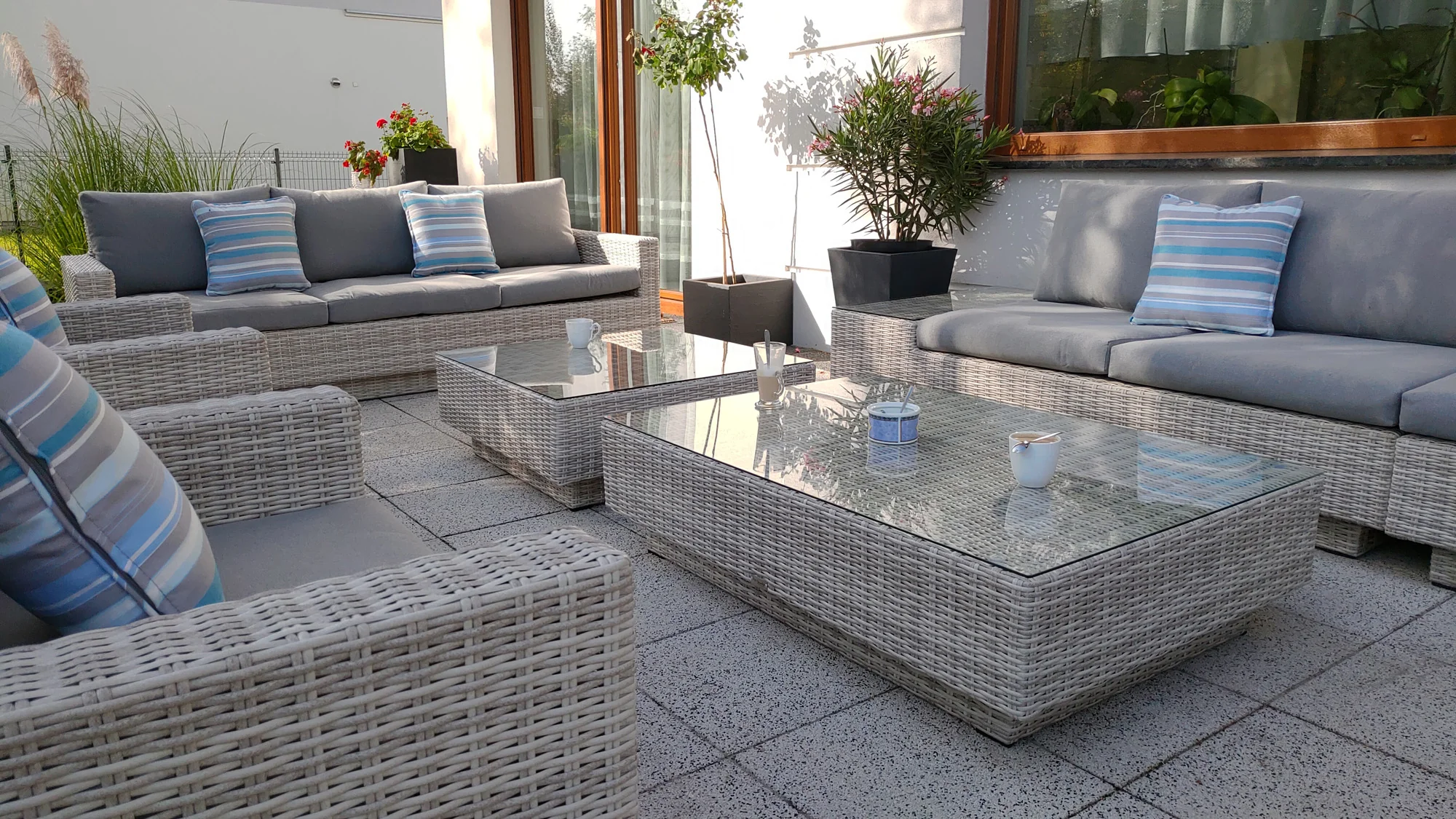 CATANZARO Premium jasno-szary — lifestyle, taras z widokiem