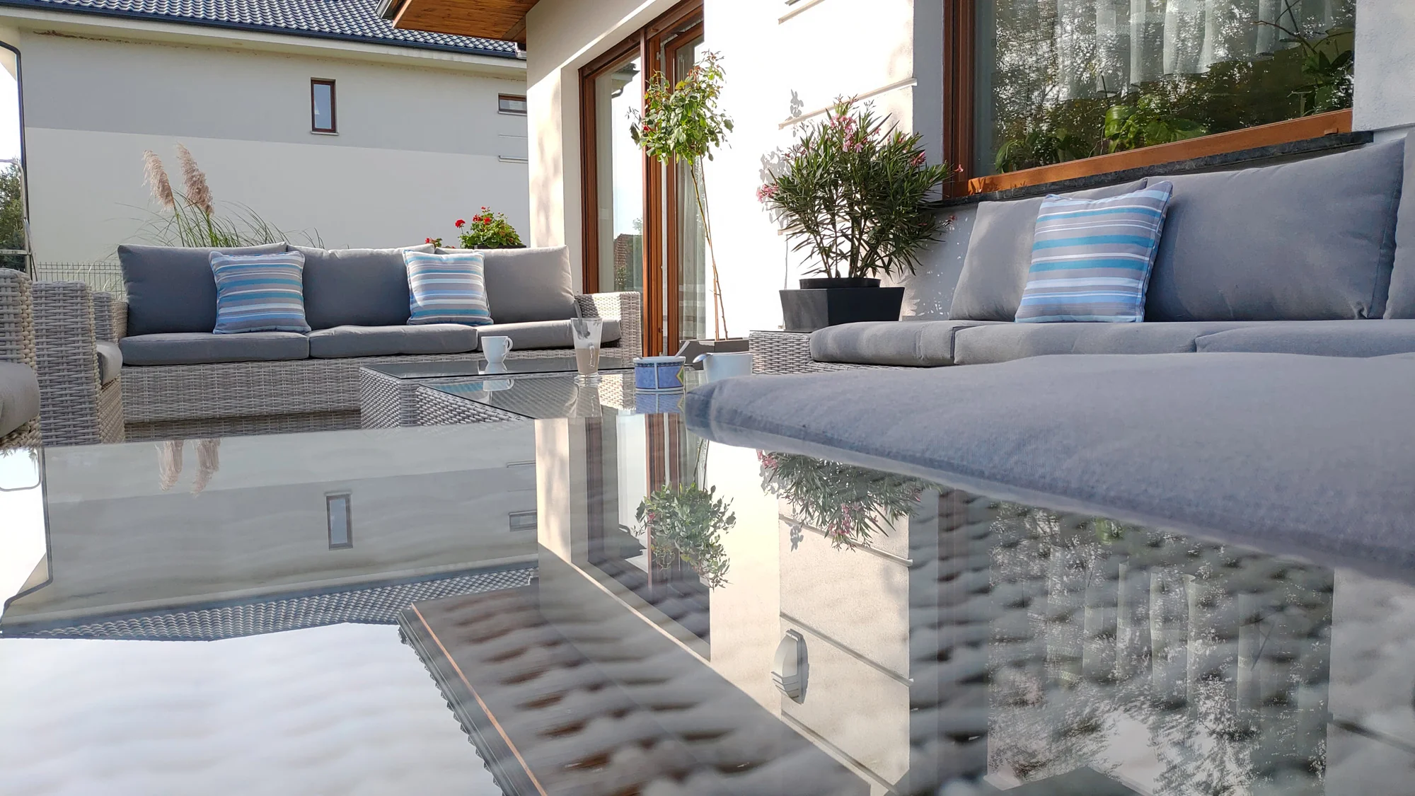 CATANZARO Premium jasno-szary lifestyle — lato na tarasie