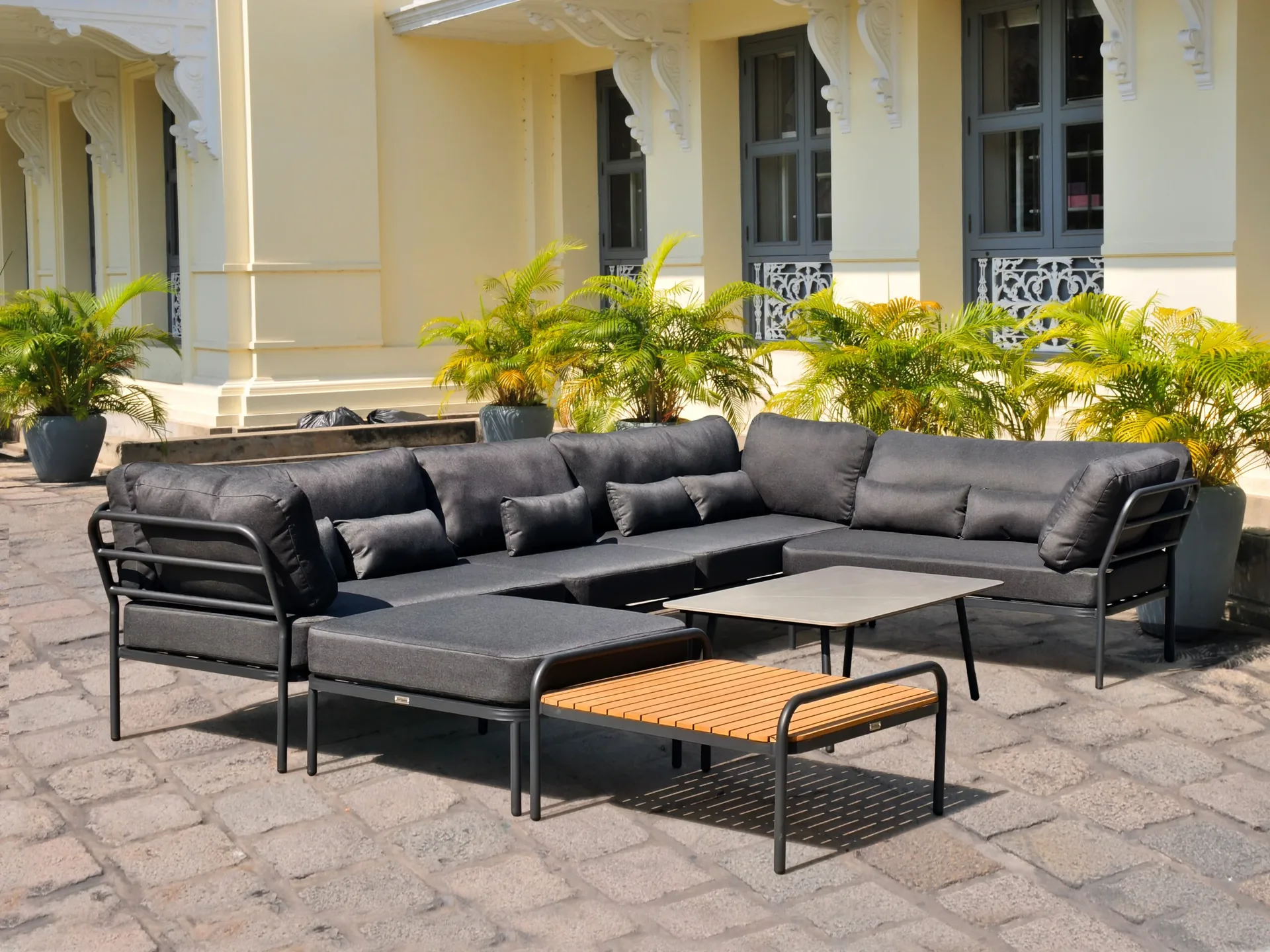 Meble ogrodowe MORETI — narożnik aluminiowy ze stołem z kamienia i stolikiem teak na patio