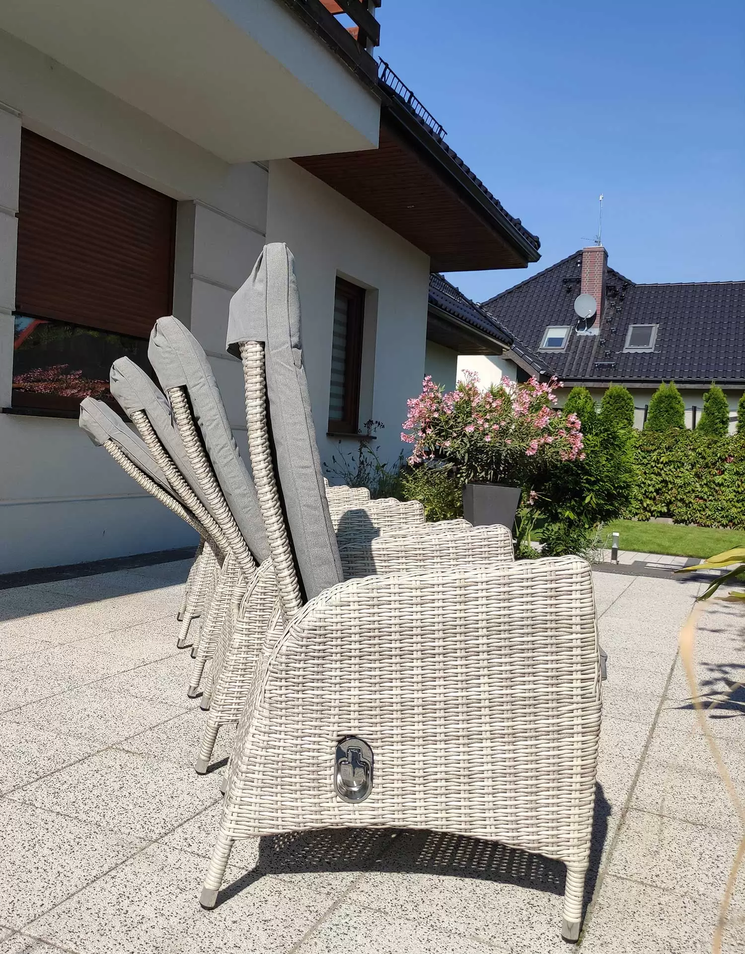 Fotele rozkładane NEAPOL 8 — widok boczny w ogrodzie, kolor jasno-szary