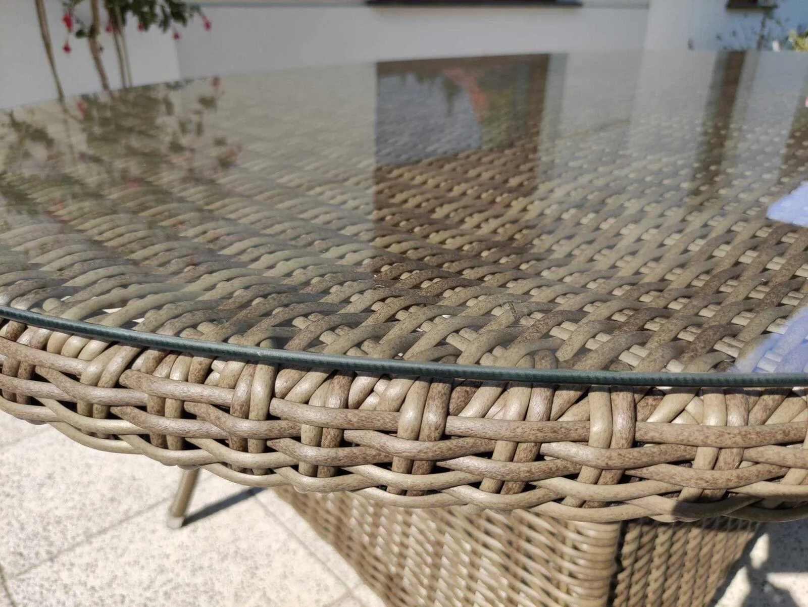 Detal technorattanu NEAPOL — brązowy mat, splot plecionki i szklany blat