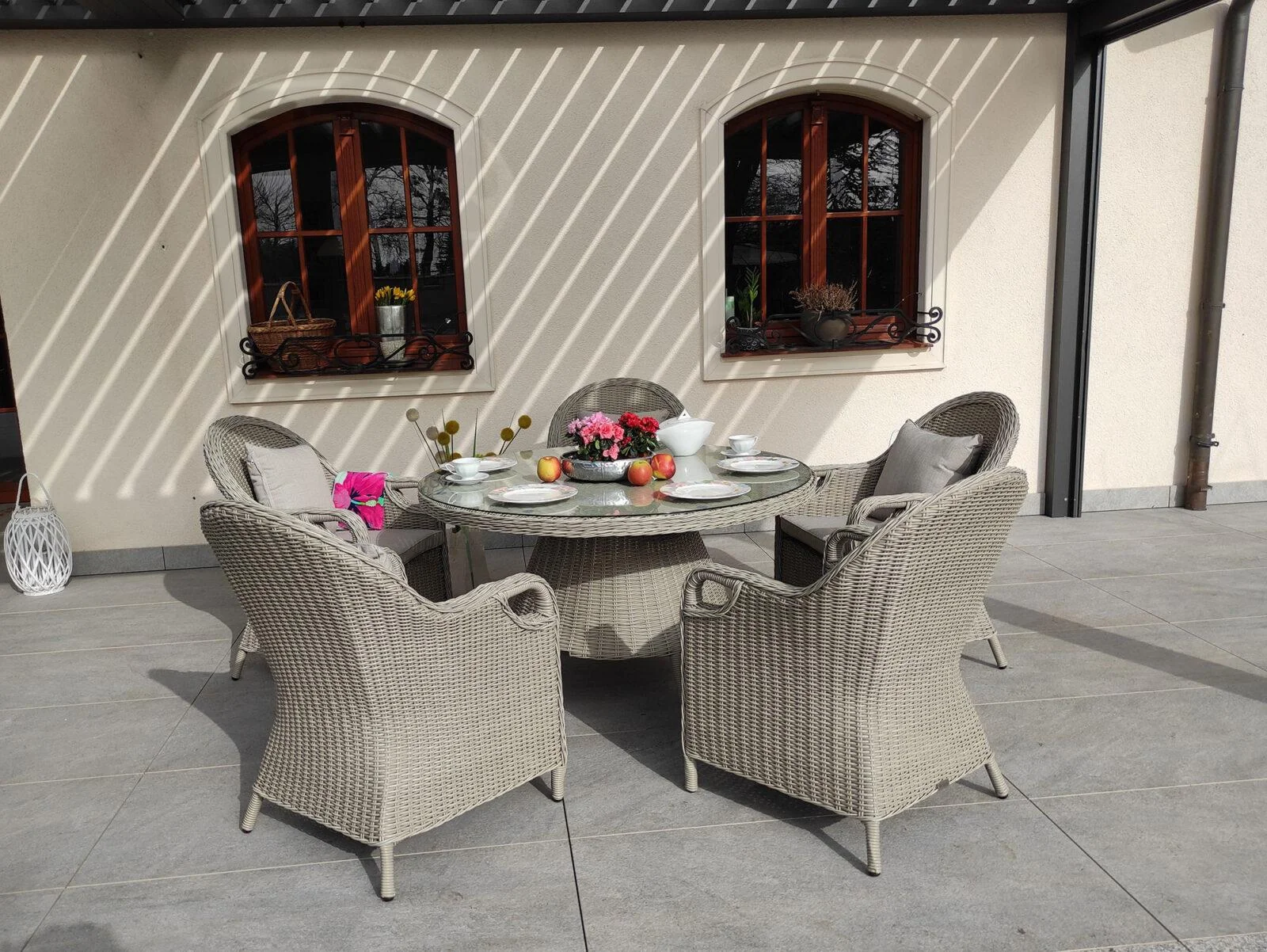 Zestaw OLIMP 130 — stół okrągły 130cm i fotele, kolor brązowy