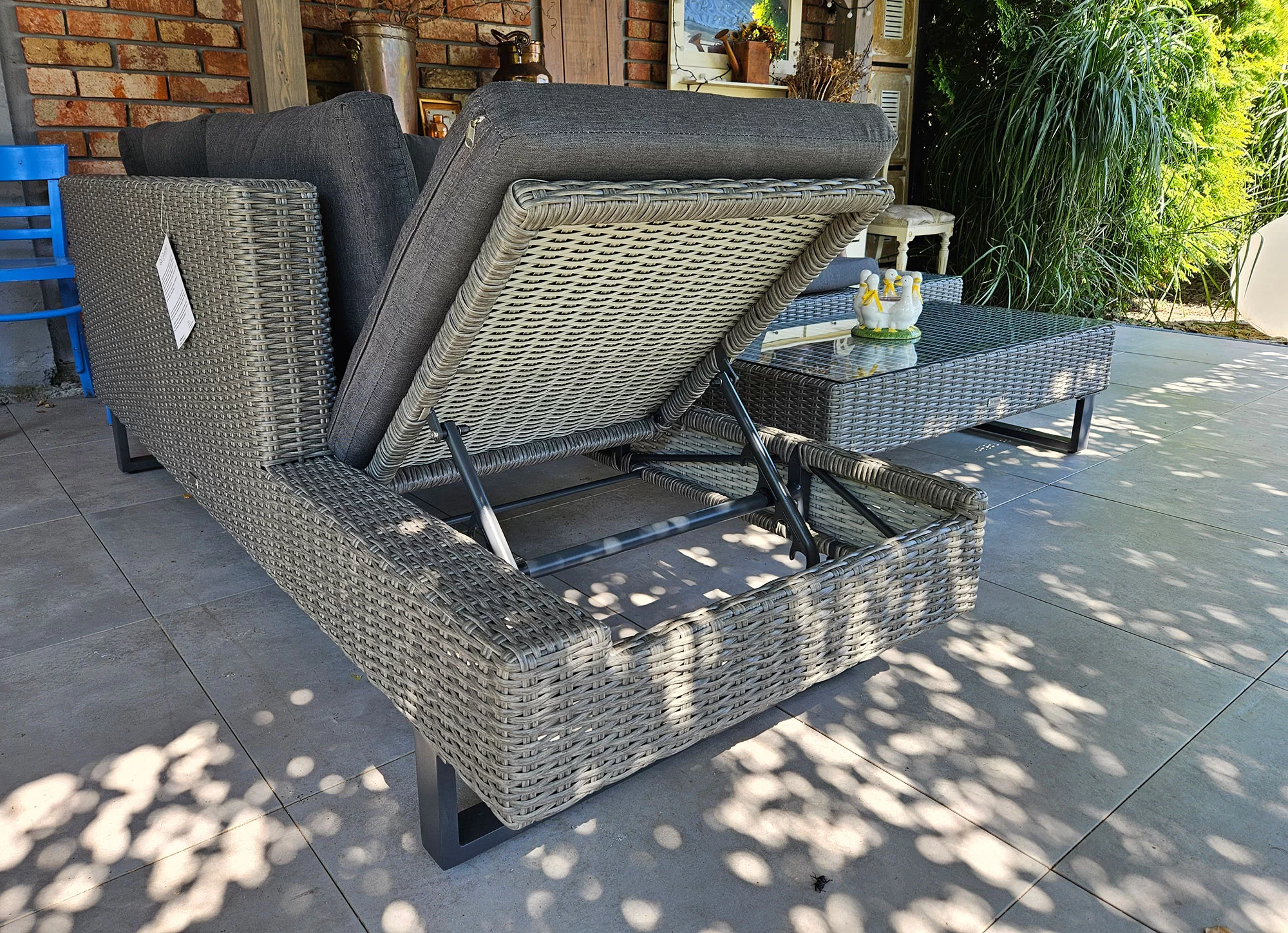 PINETO — wbudowany leżak z podniesionym oparciem w pozycji relaksu