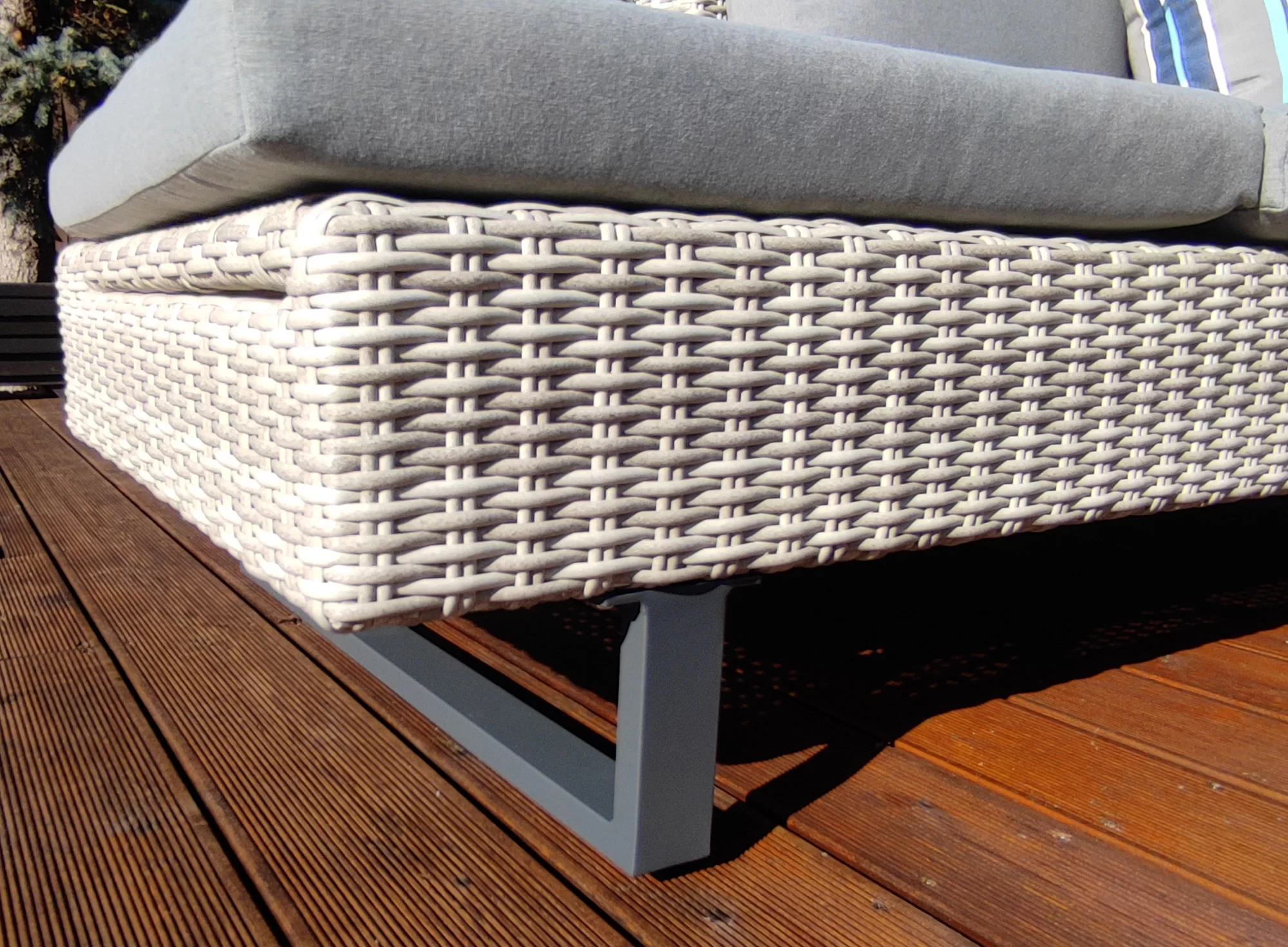 Narożnik PINETO szary — widok frontalny pod pergolą