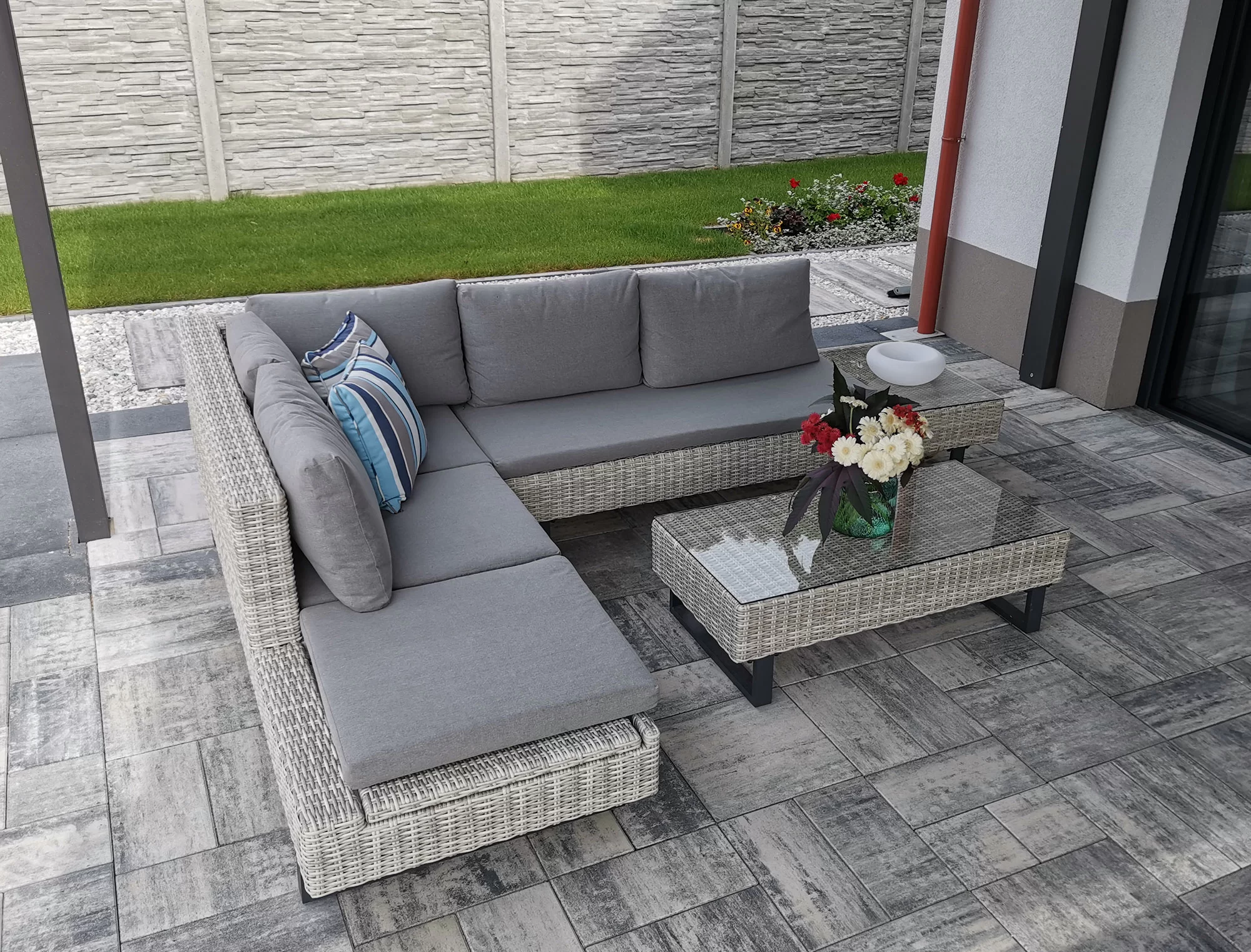 Narożnik PINETO jasno-szary z leżakiem — widok z góry na układ L na tarasie