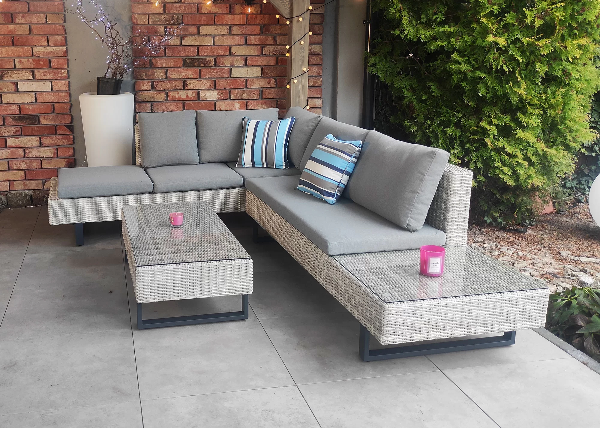 Narożnik PINETO jasno-szary — widok frontalny pod pergolą z tujami