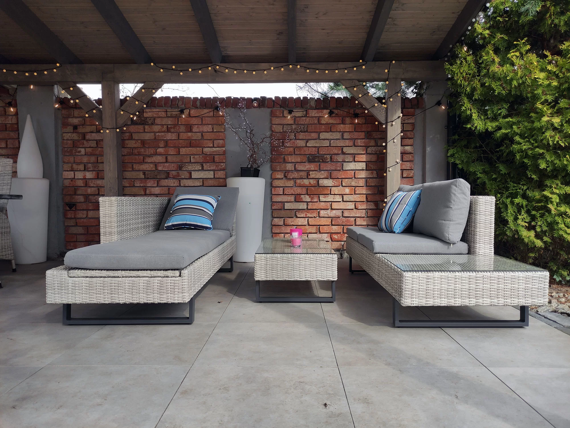 Narożnik PINETO jasno-szary pod pergolą — widok ogólny z dekoracjami