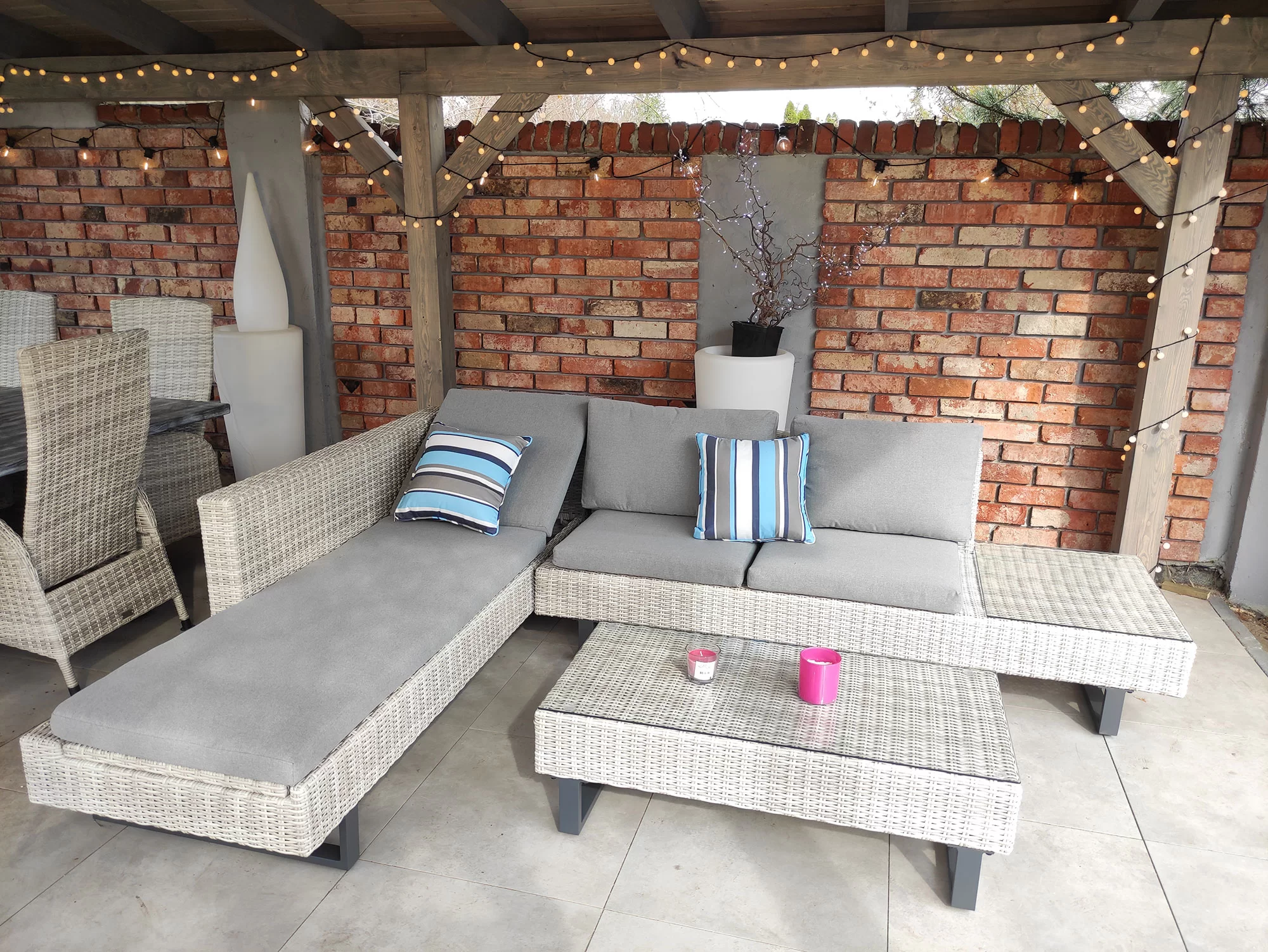 Narożnik PINETO jasno-szary pod pergolą — prawy kąt z widokiem na ogród