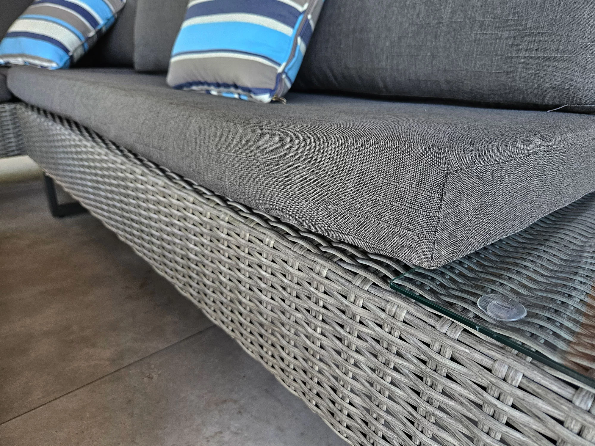 PINETO — detal boczny: gruba szara poduszka siedziskowa na korpusie z technorattanu