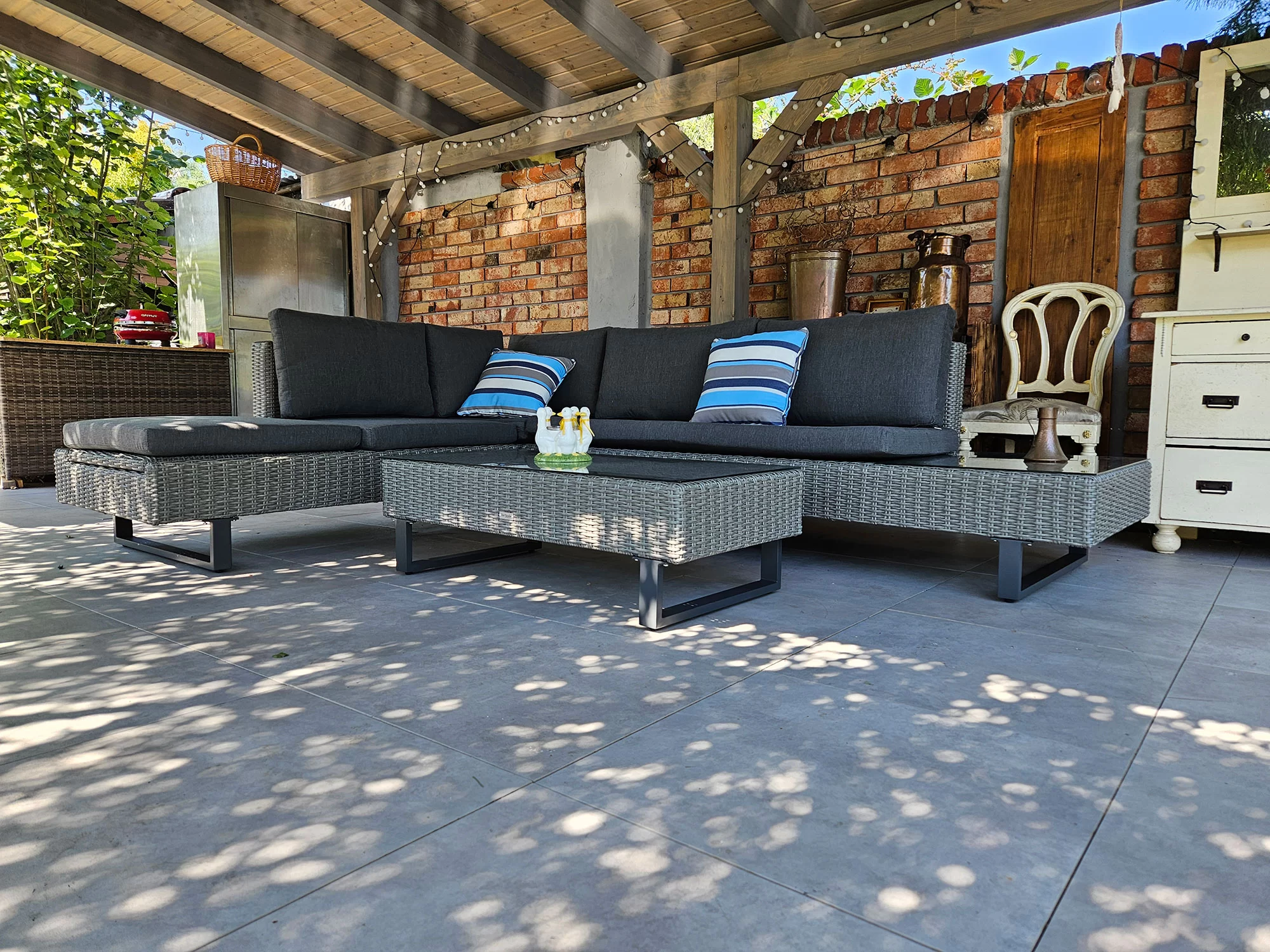 Narożnik PINETO szary — boczny kąt pod pergolą ze sznurowymi światłami LED