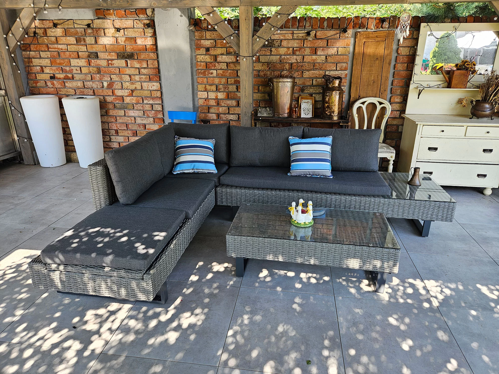 PINETO szary — leżak z podniesionym oparciem, mechanizm regulacji pod pergolą