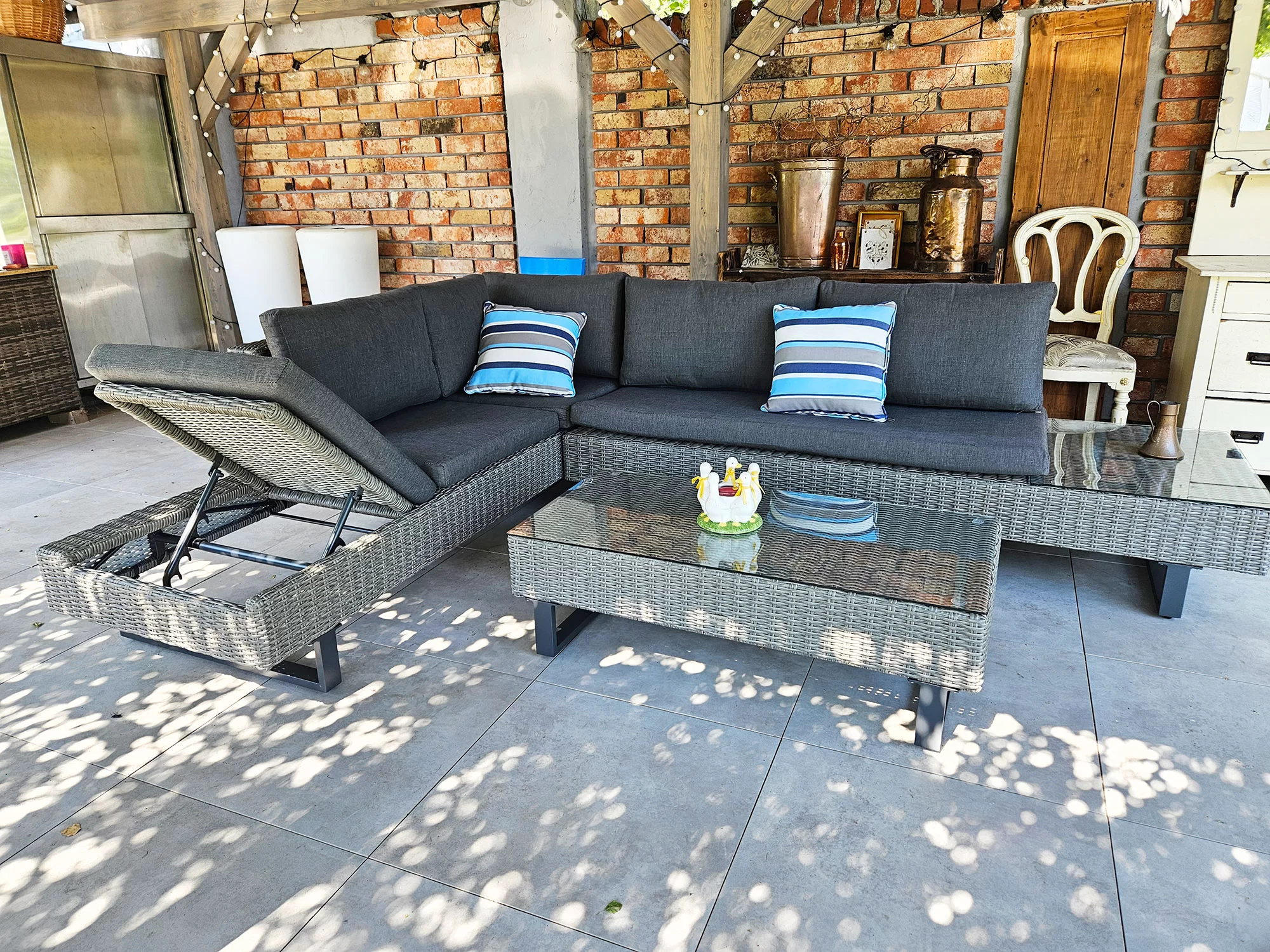 Narożnik PINETO szary — pełny zestaw z leżakiem pod pergolą, poduszki ciemno-grafitowe