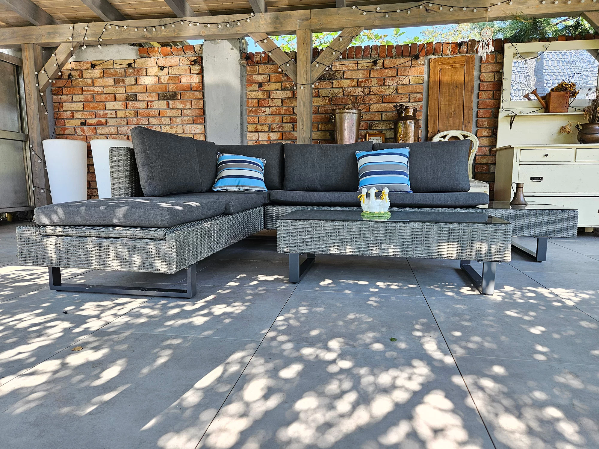 Narożnik PINETO szary — bliski kadr frontalny pod pergolą, cienie na płytkach