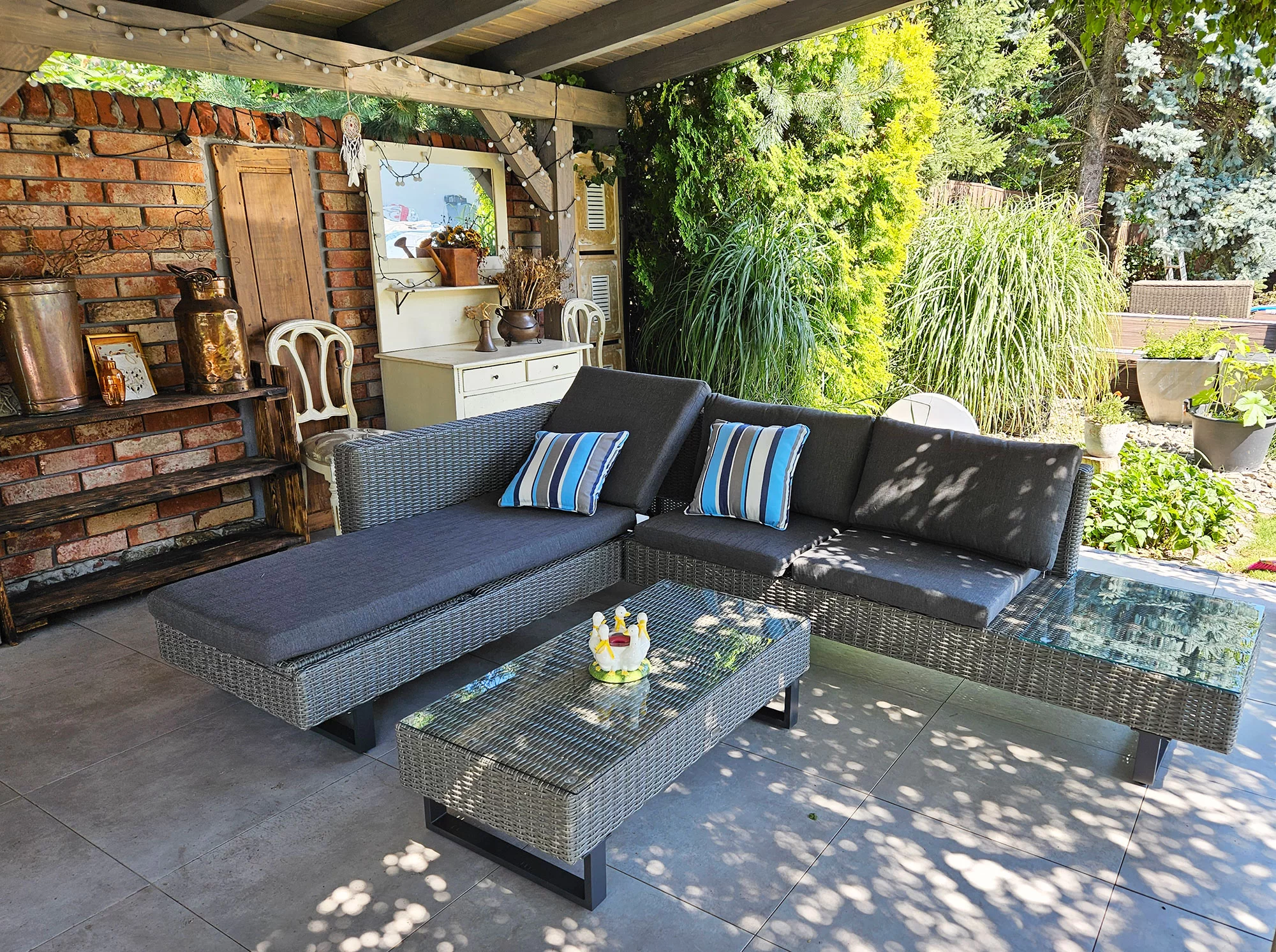 Narożnik PINETO szary — pełny widok frontalny pod pergolą z białymi wazonami