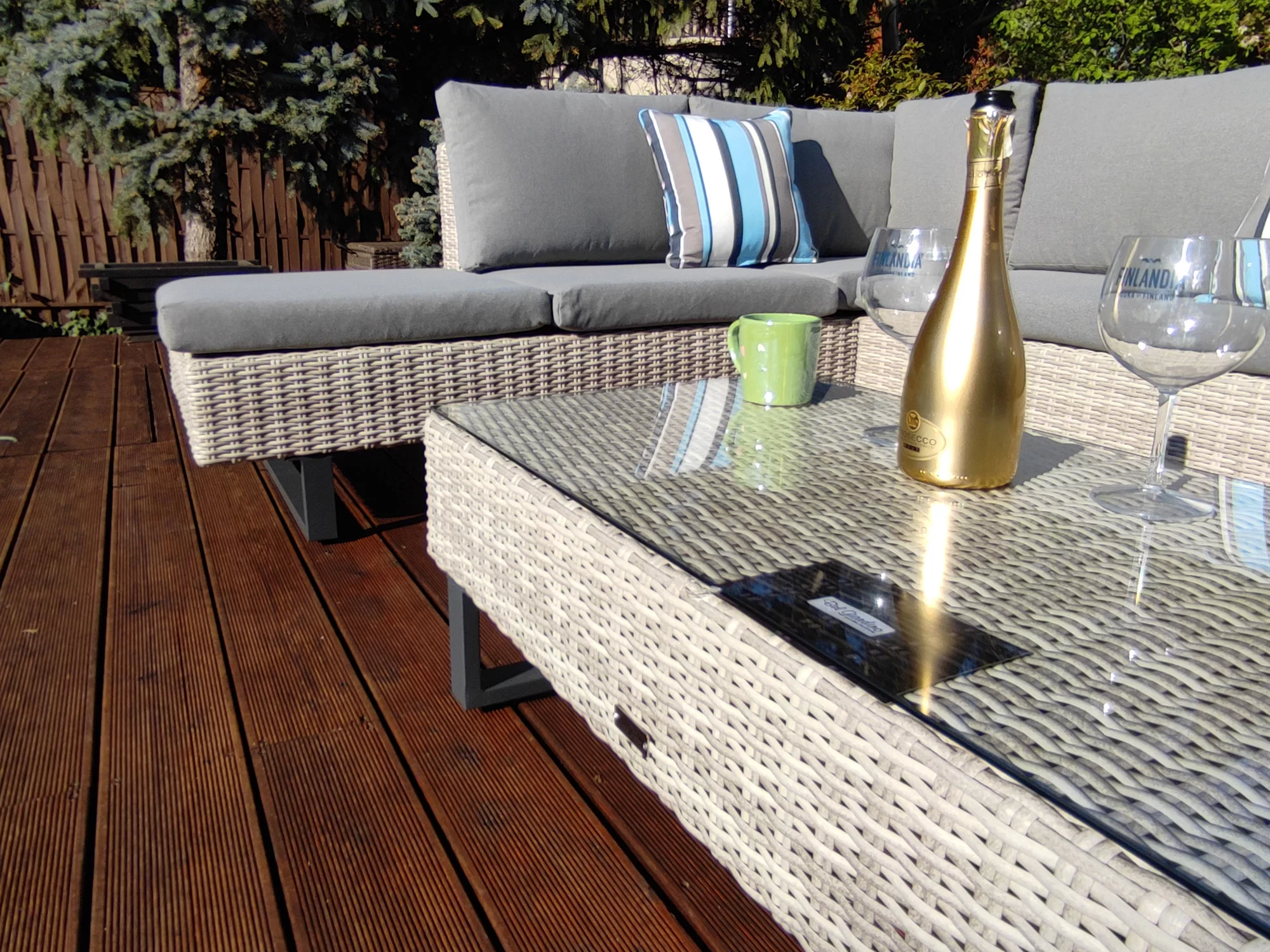 Narożnik PINETO szary pod pergolą — kąt prawy górny z widokiem na cały zestaw