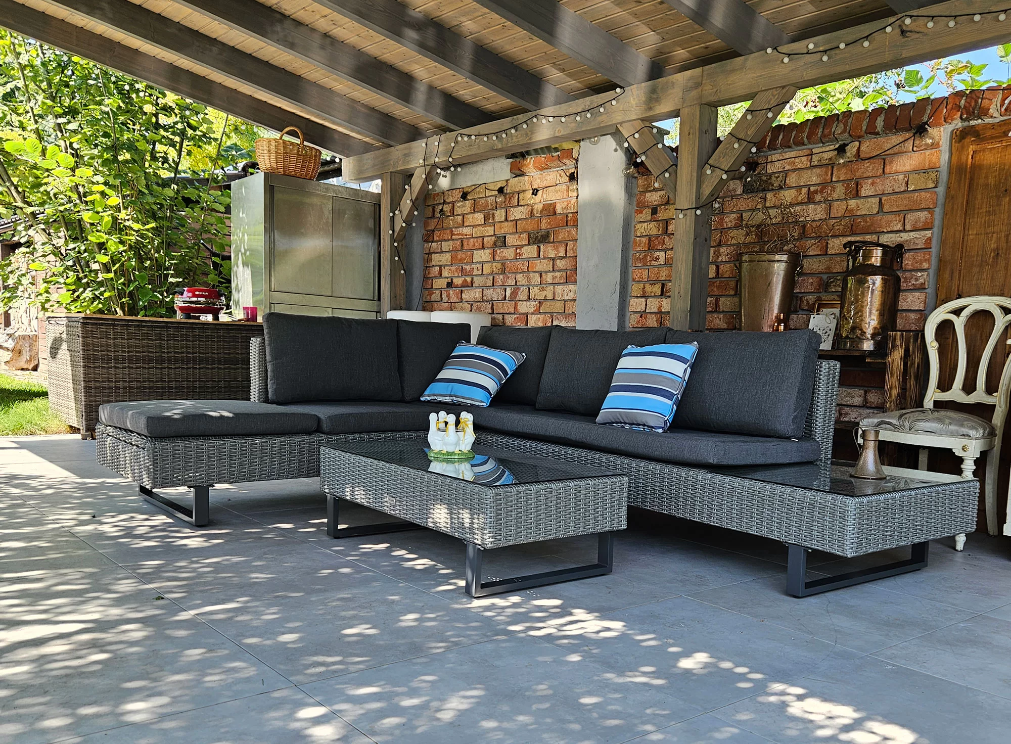 Narożnik PINETO szary pod pergolą — lewy kąt z plamistymi cieniami na posadzce