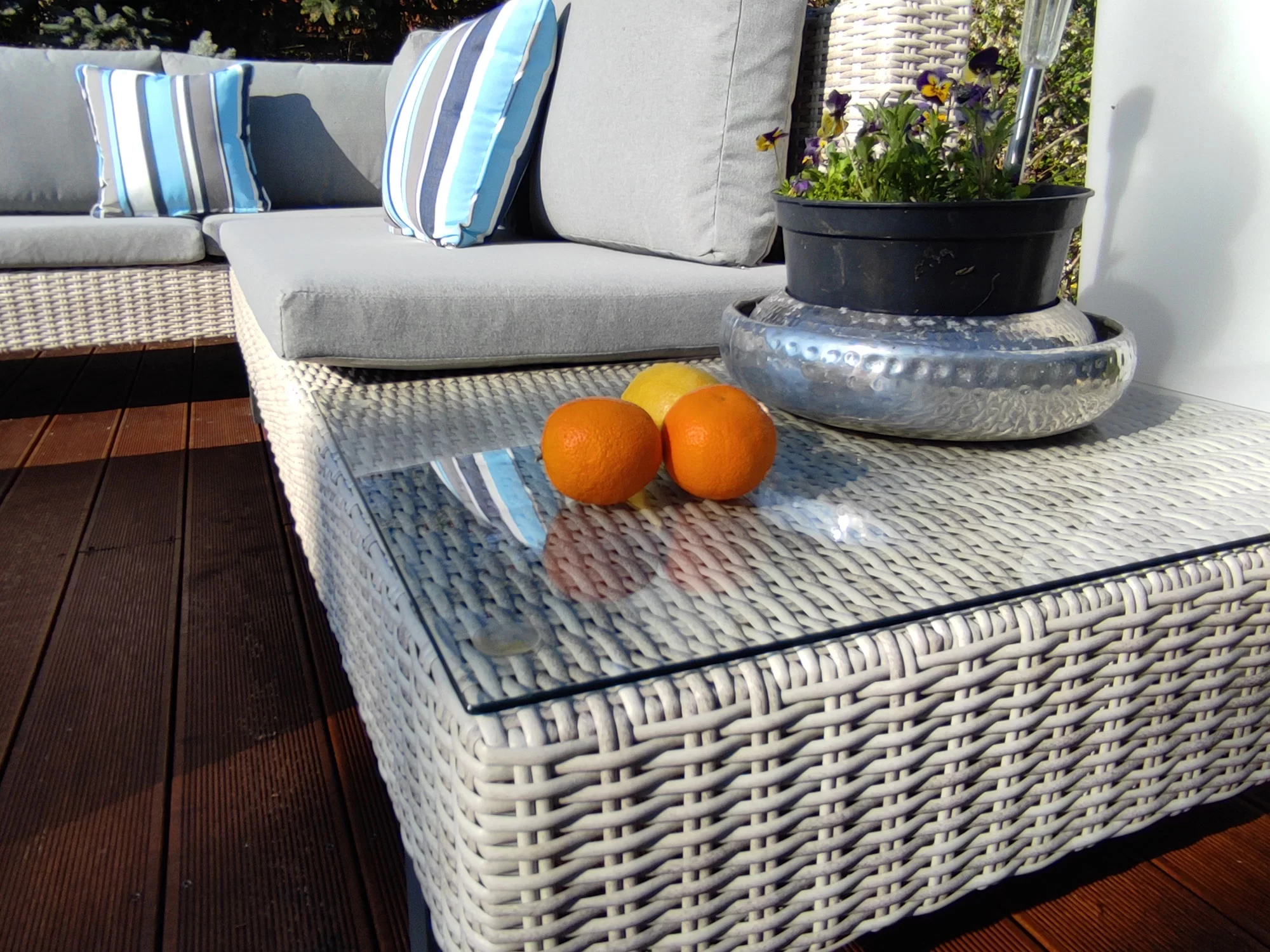 Narożnik PINETO szary pod pergolą — prawy boczny kąt z retro dekoracjami