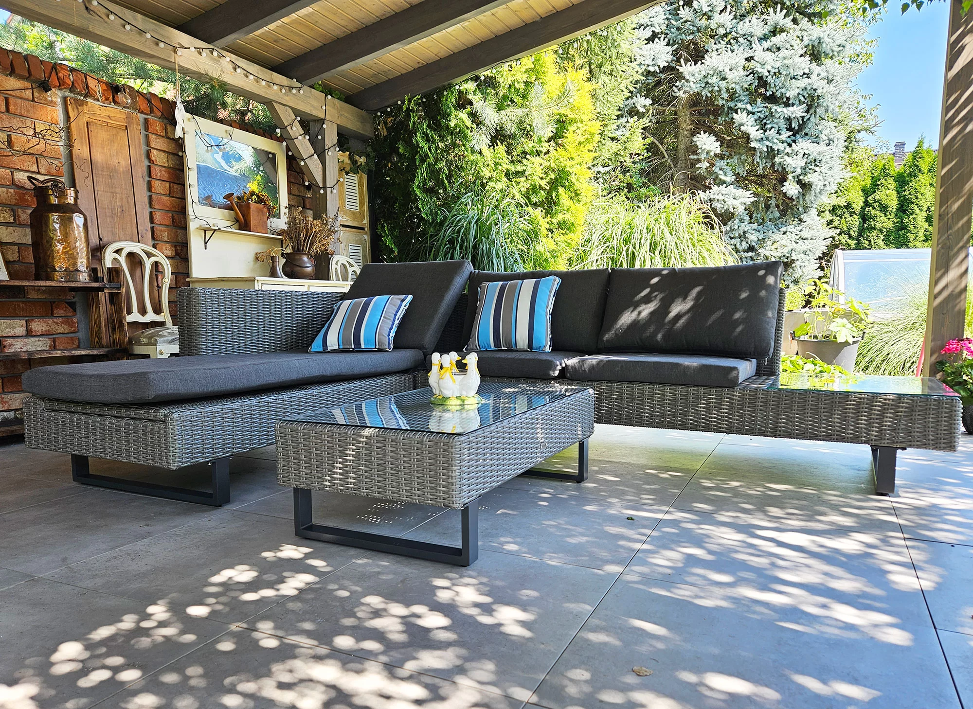 Narożnik PINETO szary — detal prawego segmentu sofy z grafitowymi poduszkami