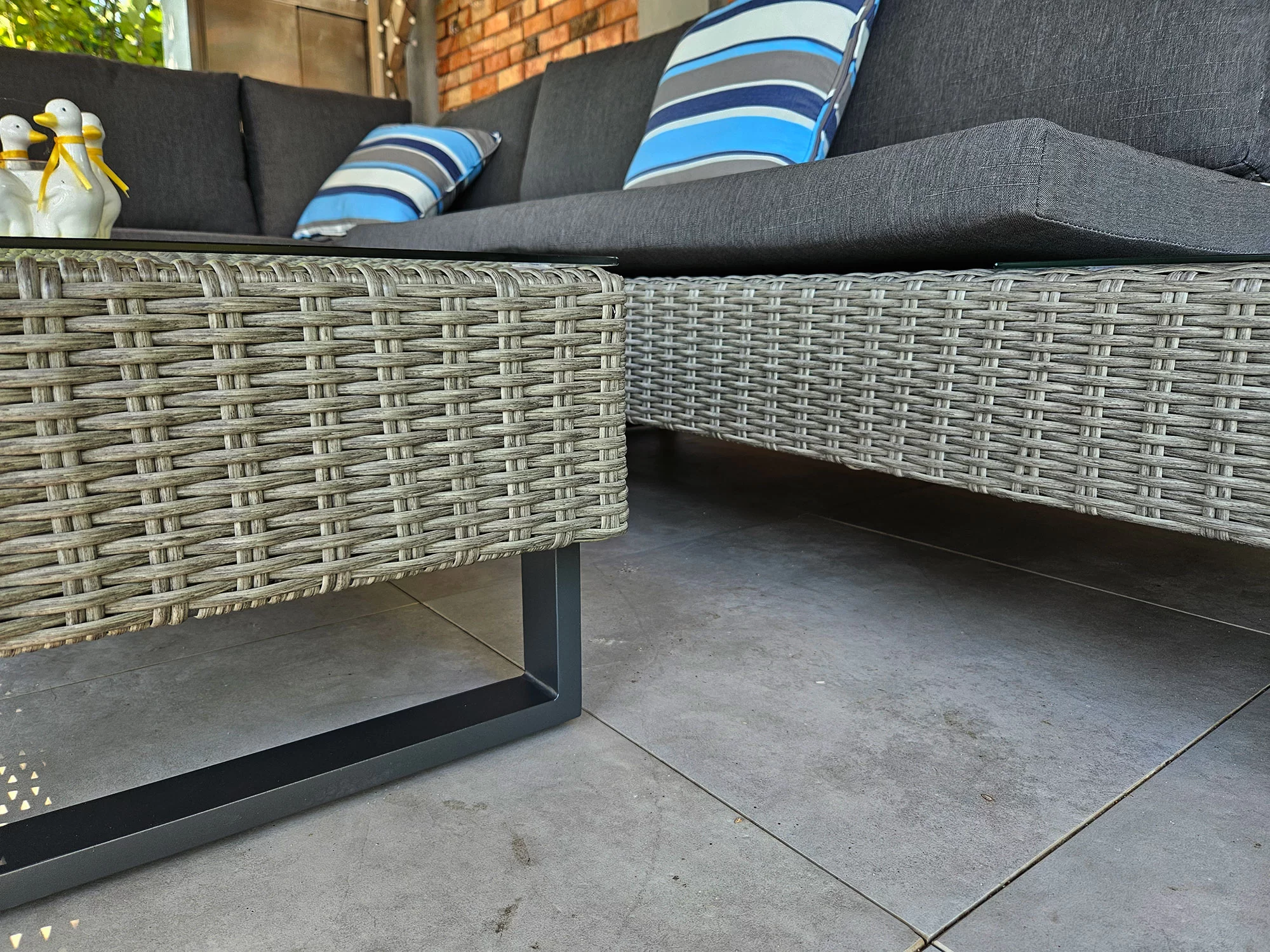 PINETO — detal bazy narożnika z półokrągłą plecionką technorattanu, ciemna noga aluminiowa