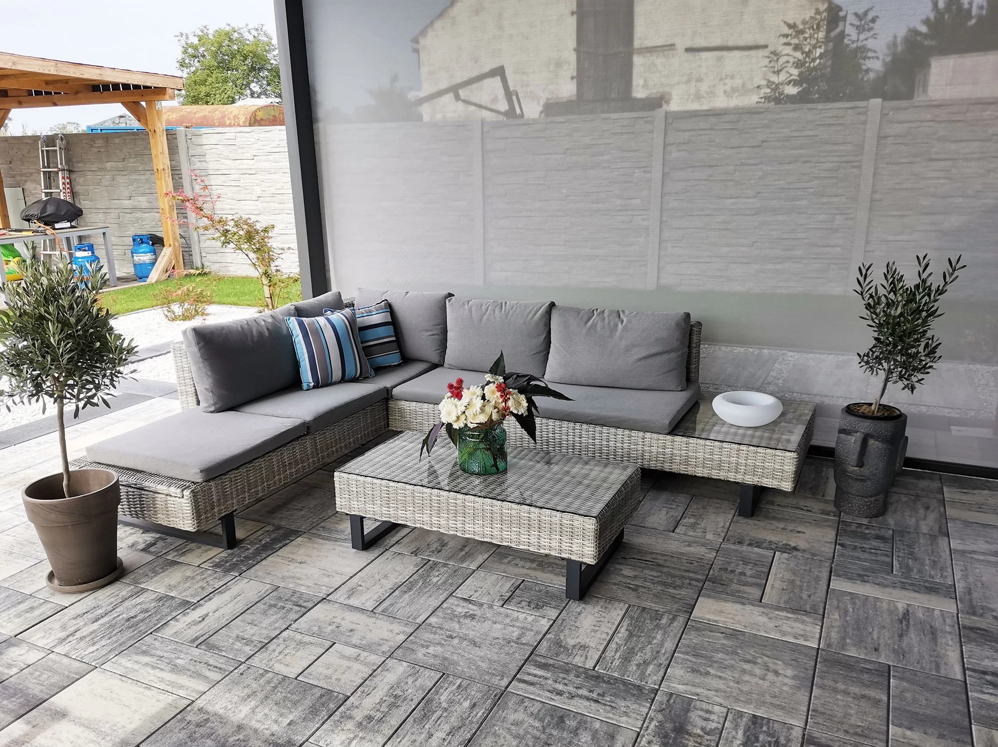 Narożnik PINETO jasno-szary na zadaszonym tarasie z ogrodem