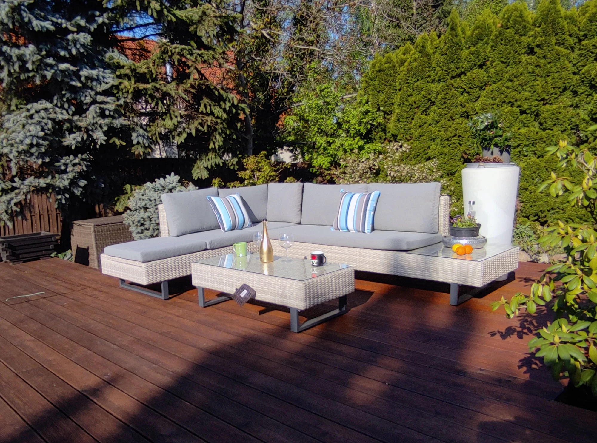 PINETO — ekstremalny detal bazy narożnika na drewnianym tarasie, biały technorattan z bliska