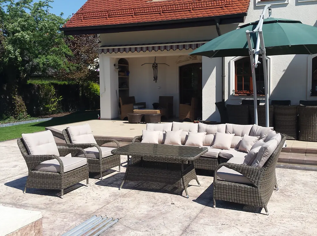 Narożnik ogrodowy POSEJDON brązowy mat — kompletny zestaw z fotelami na tarasie