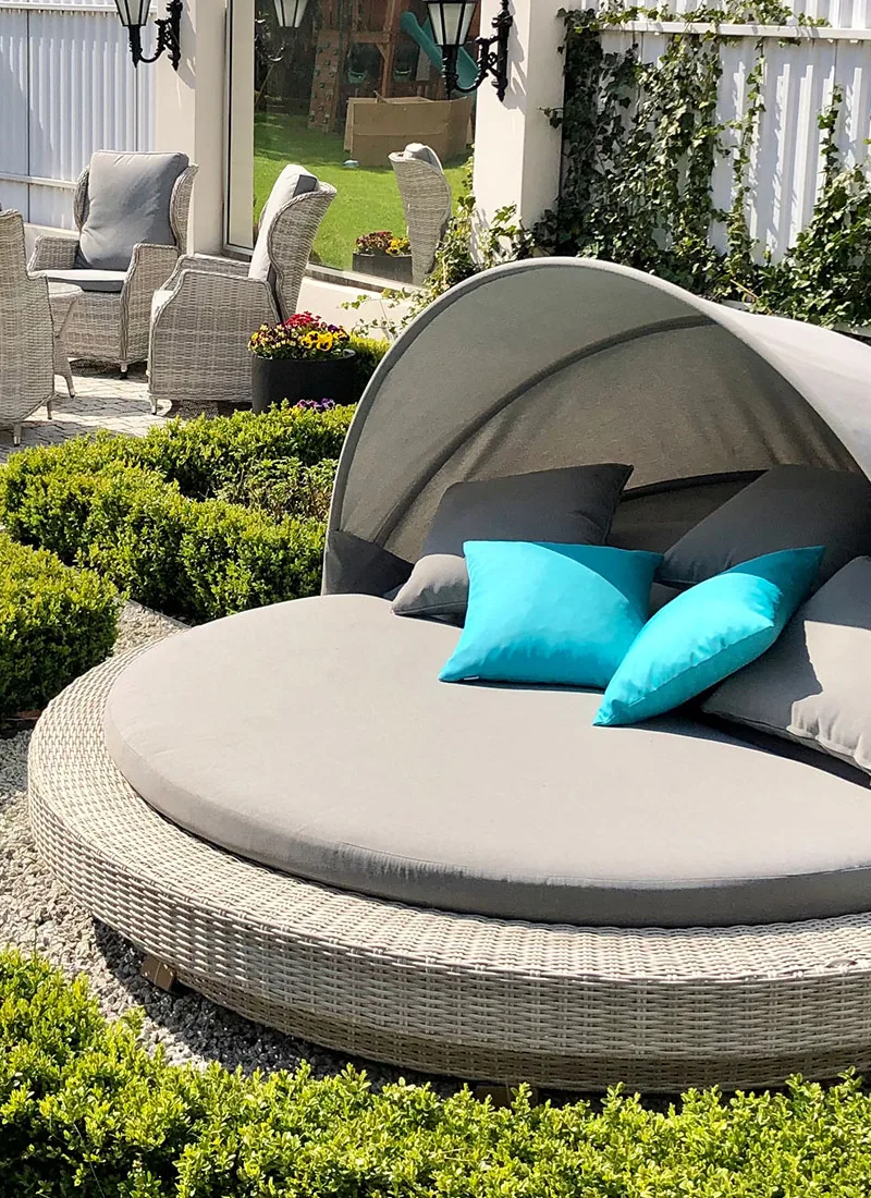 Leżak ogrodowy okrągły Santorini z baldachimem — realizacja w ogrodzie Klientki