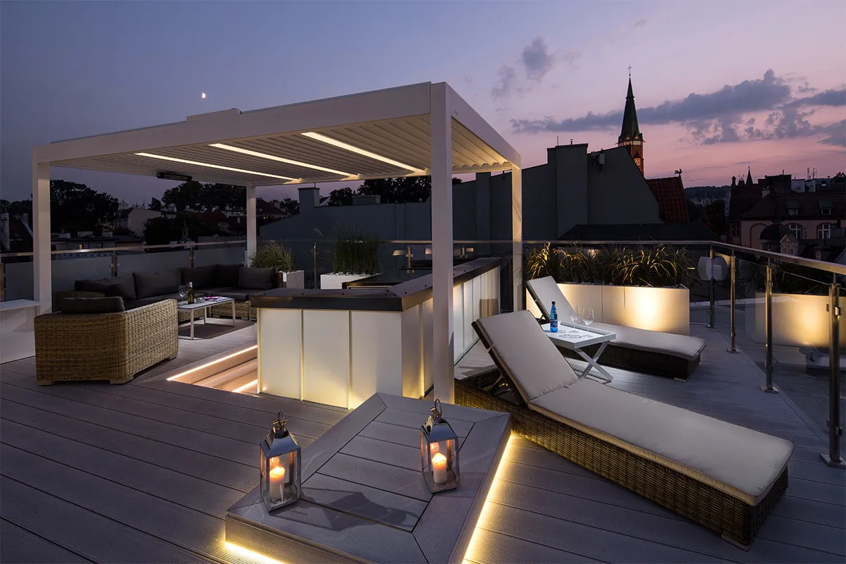 Leżaki BAYONA — ekskluzywny taras w Sopocie z widokiem na morze