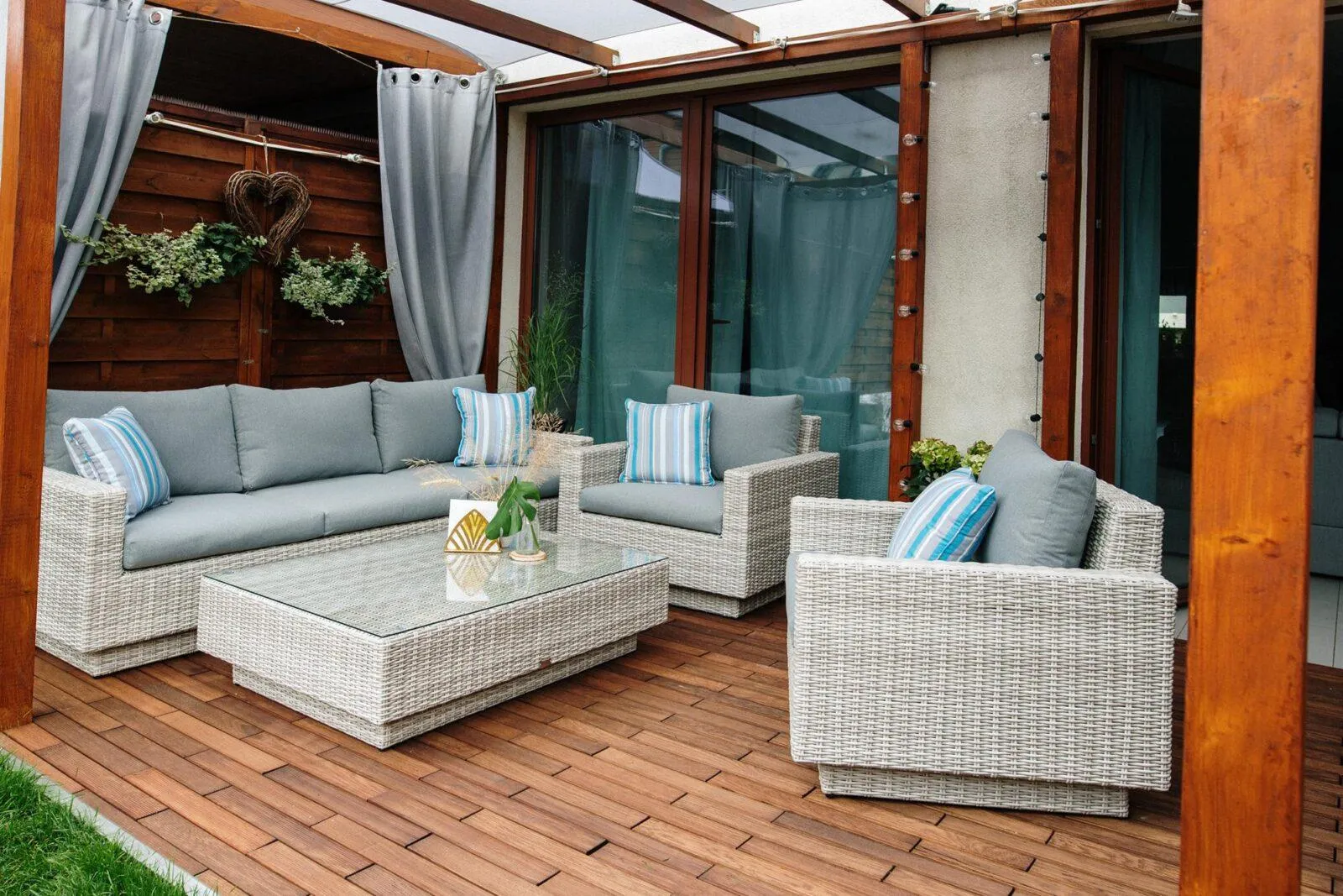 Zestaw CAMPANIA jasno szary na platformach w ogrodzie